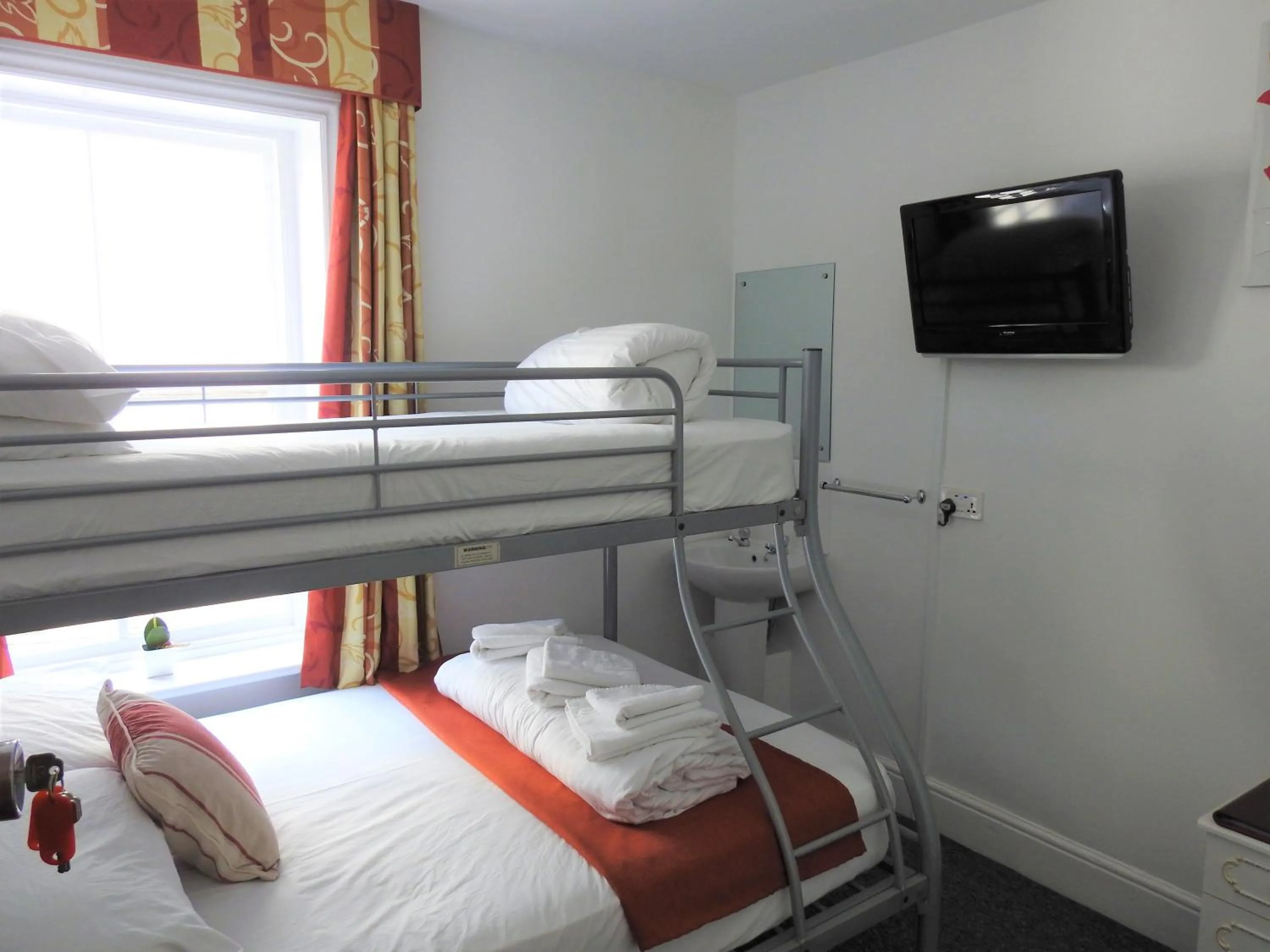 Photo of the whole room, Bed in Backpackers Blackpool Hotel & Suites