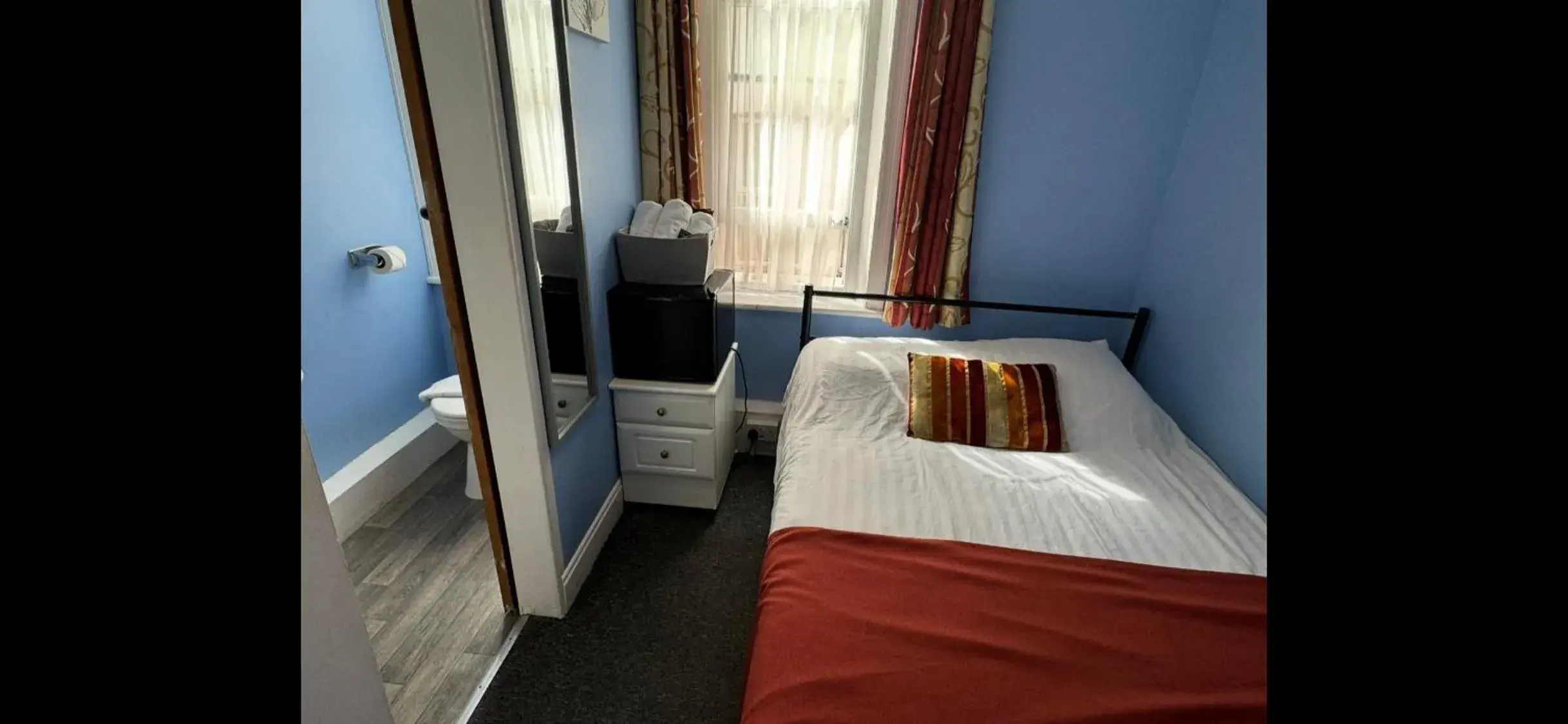 Double Room with Private Bathroom in Backpackers Blackpool Hotel & Suites Double Room with Private Bathroom in Backpackers Blackpool Hotel & Suites
