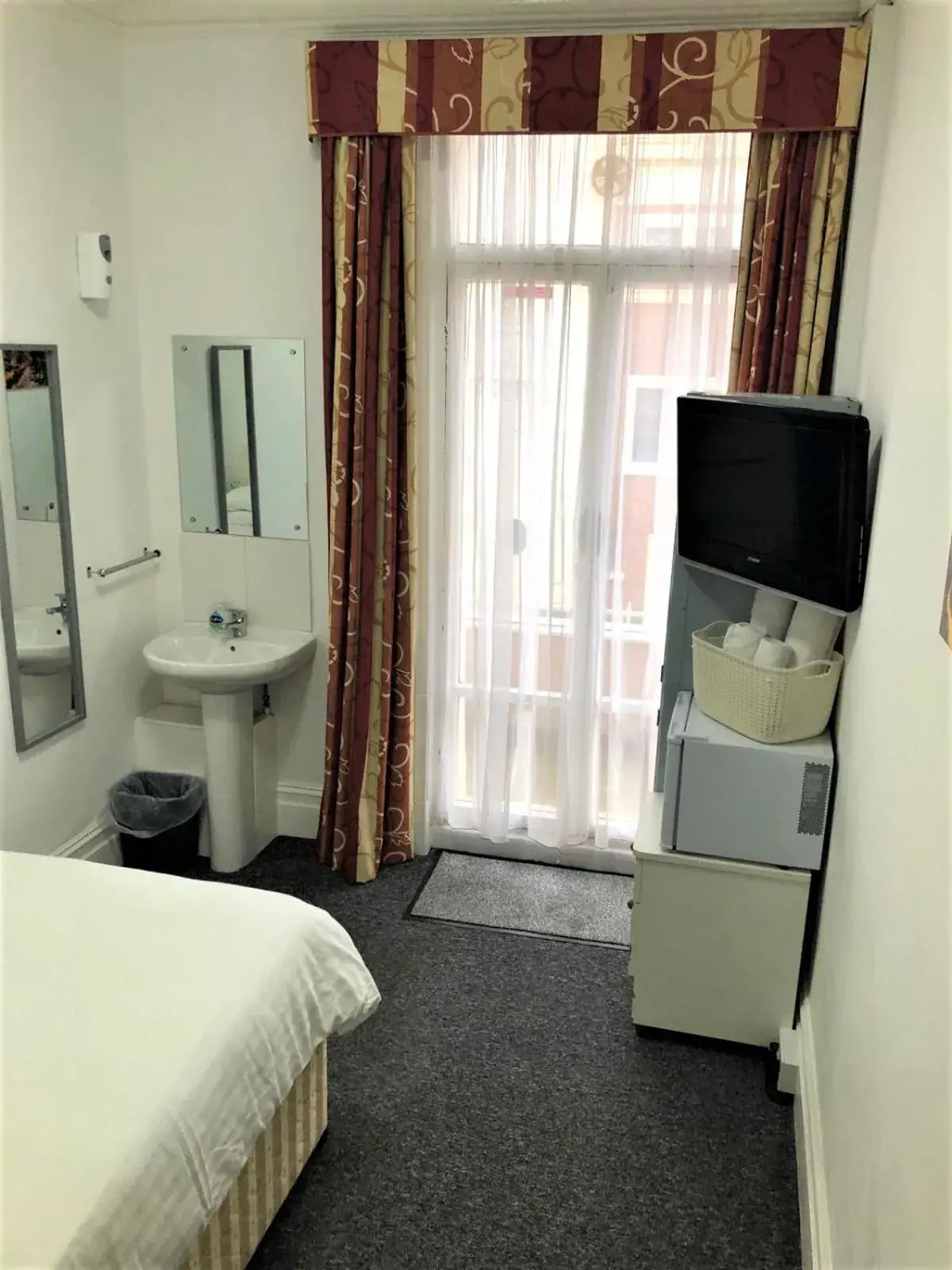 Standard Double Room with Shared Bathroom in Backpackers Blackpool Hotel & Suites Standard Double Room with Shared Bathroom in Backpackers Blackpool Hotel & Suites