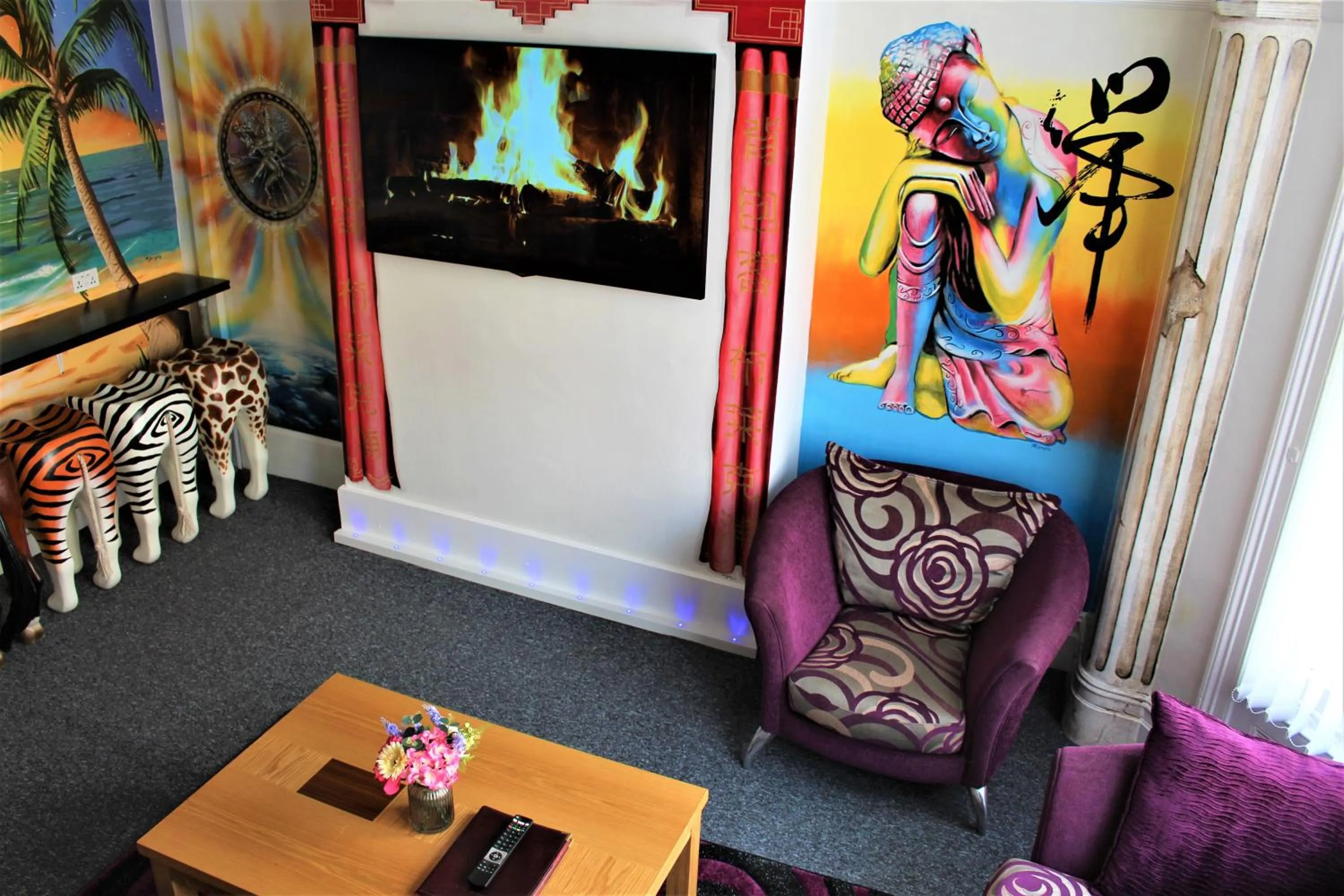 Communal lounge/ TV room in Backpackers Blackpool Hotel & Suites