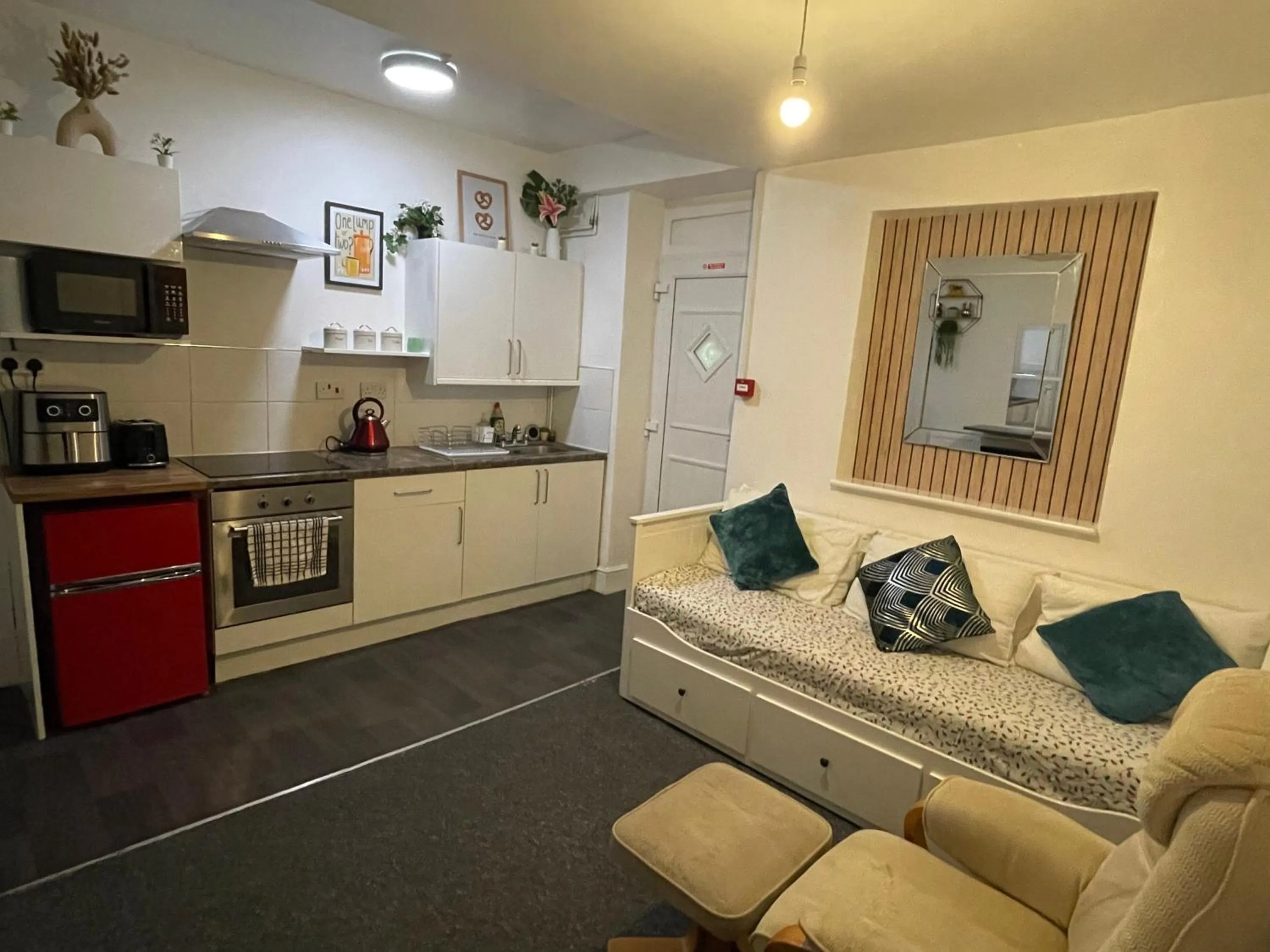 Kitchen or kitchenette in Backpackers Blackpool Hotel & Suites