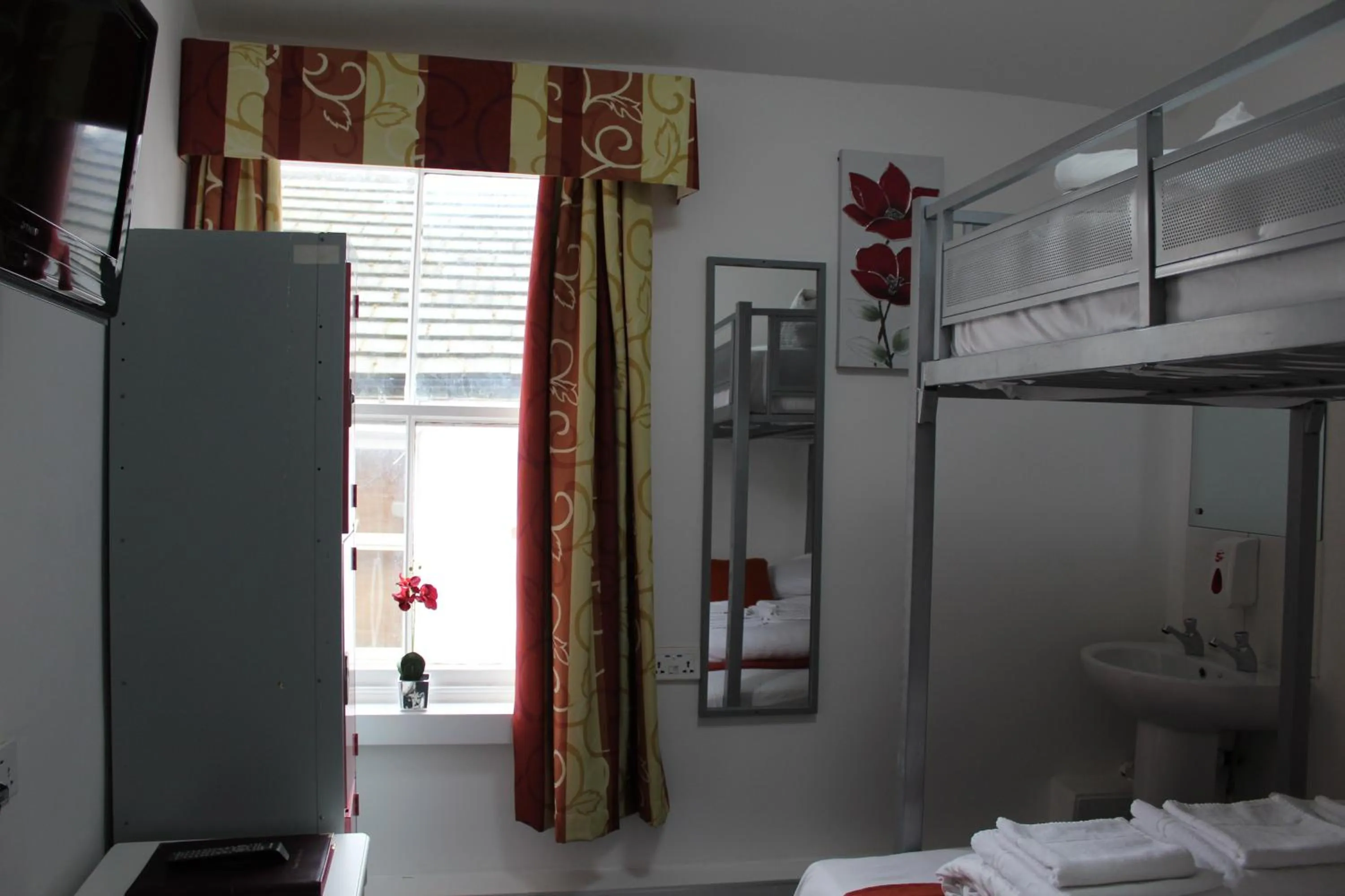 Bed in Backpackers Blackpool Hotel & Suites