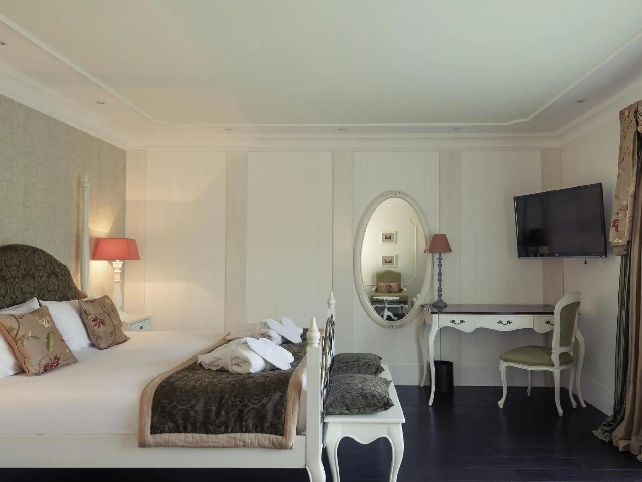 Bedroom, Bed in Hôtel Mercure Villeneuve sur Lot Moulin de Madame