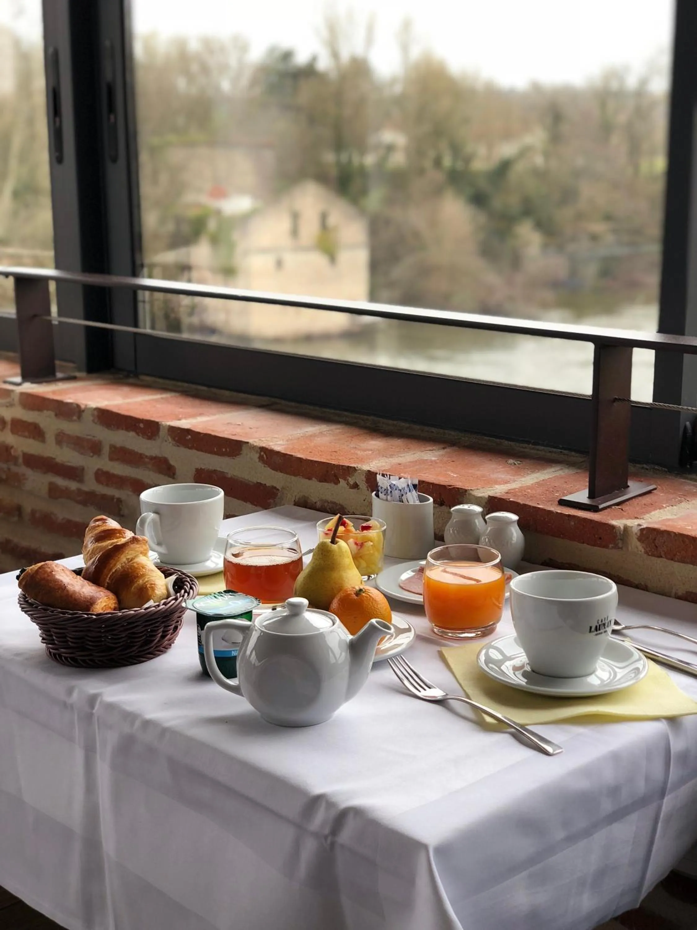 Breakfast in Hôtel Mercure Villeneuve sur Lot Moulin de Madame