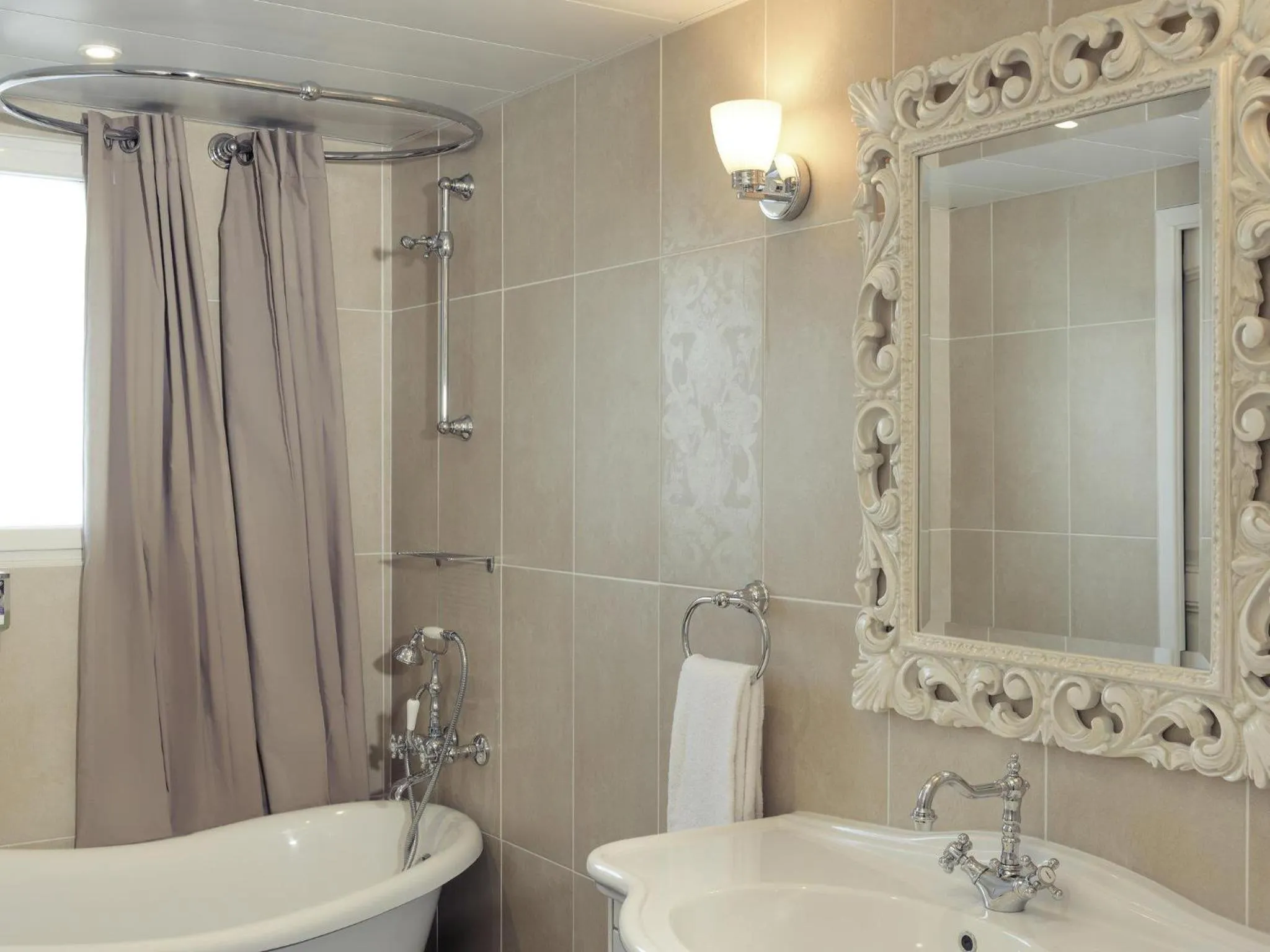 Bedroom in Hôtel Mercure Villeneuve sur Lot Moulin de Madame