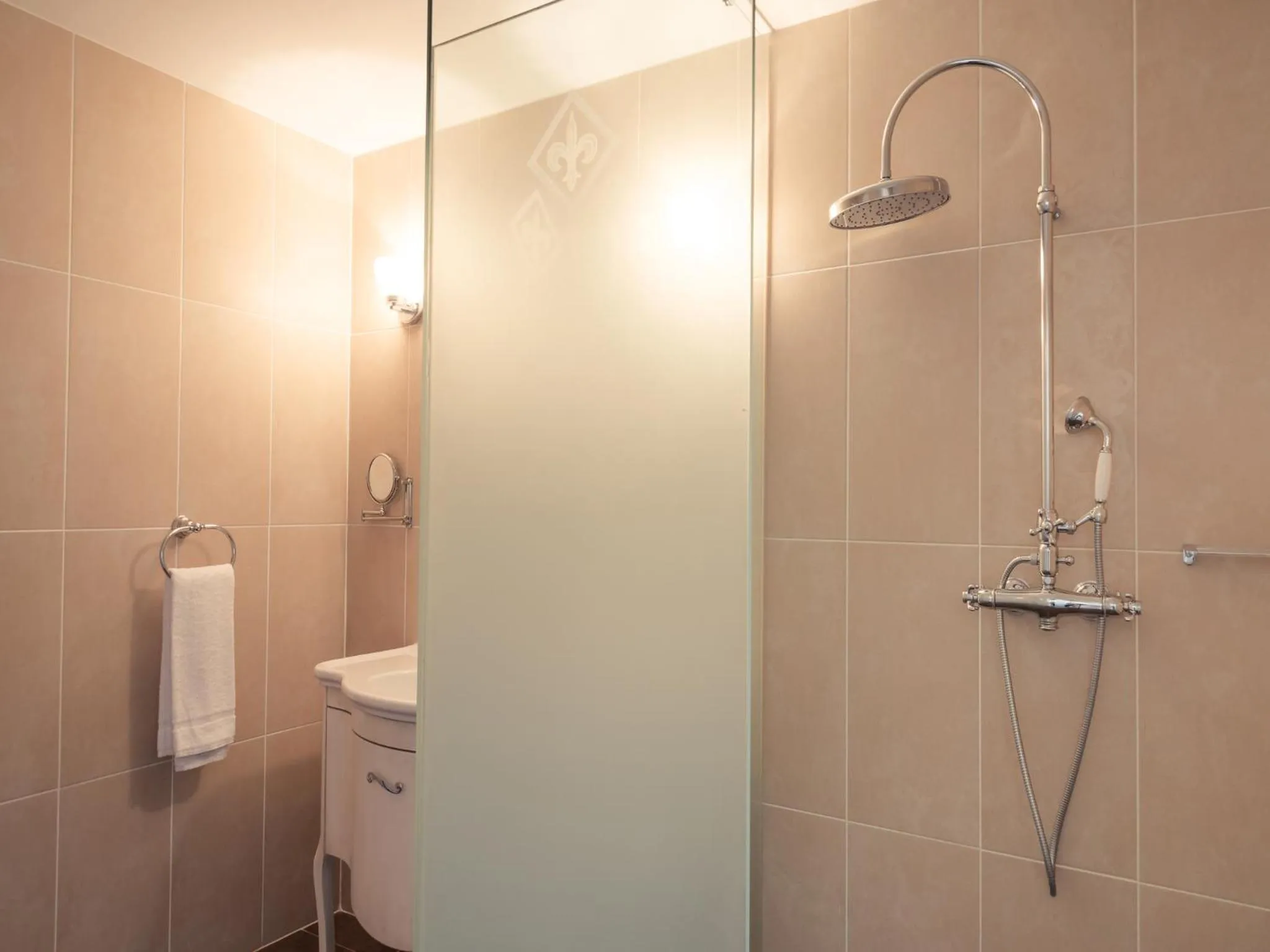 Bathroom in Hôtel Mercure Villeneuve sur Lot Moulin de Madame