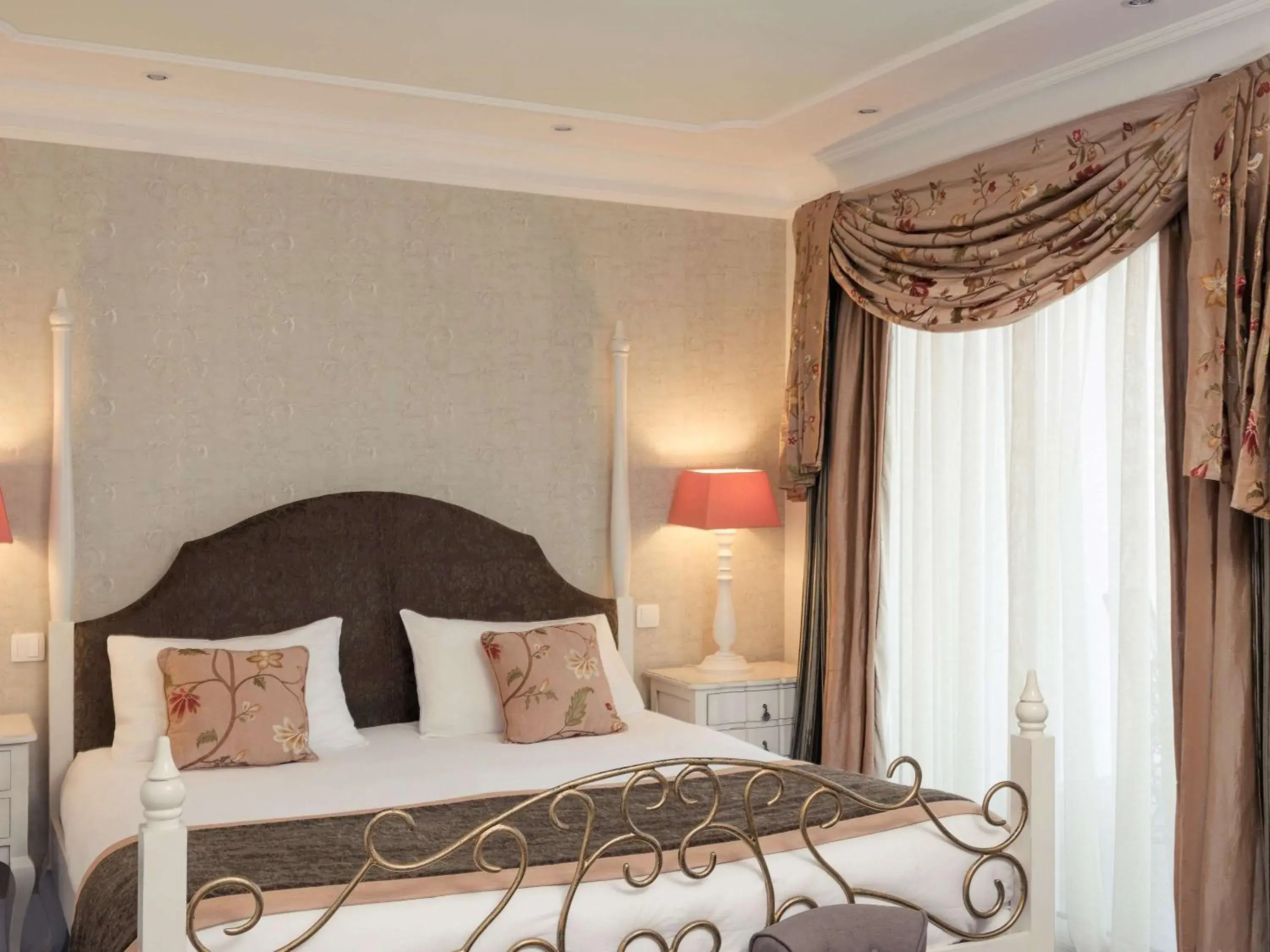 Classic Double Room with Terrace and River View in Hôtel Mercure Villeneuve sur Lot Moulin de Madame Classic Double Room with Terrace and River View in Hôtel Mercure Villeneuve sur Lot Moulin de Madame