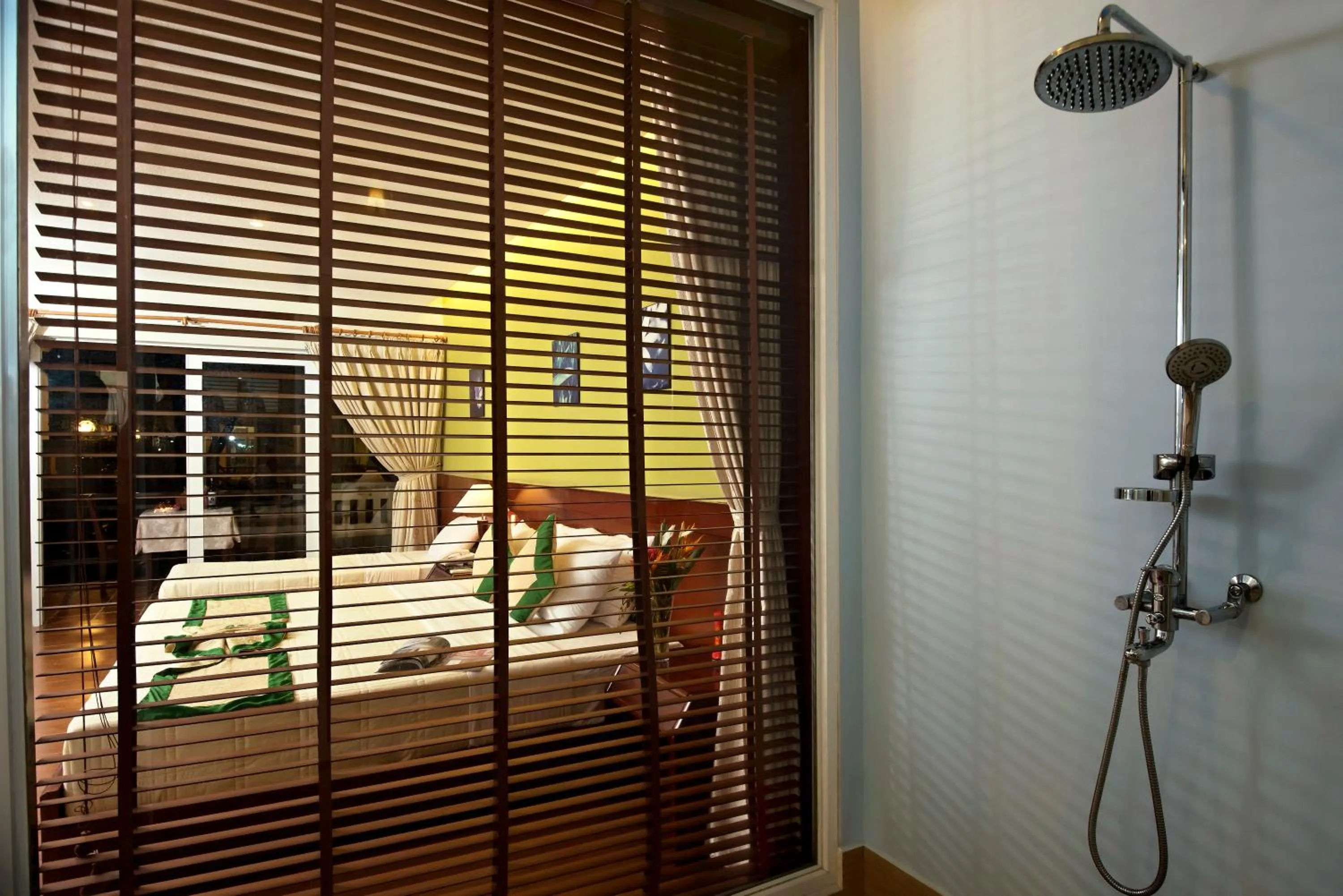 Shower, Bed in Madagui Forest City