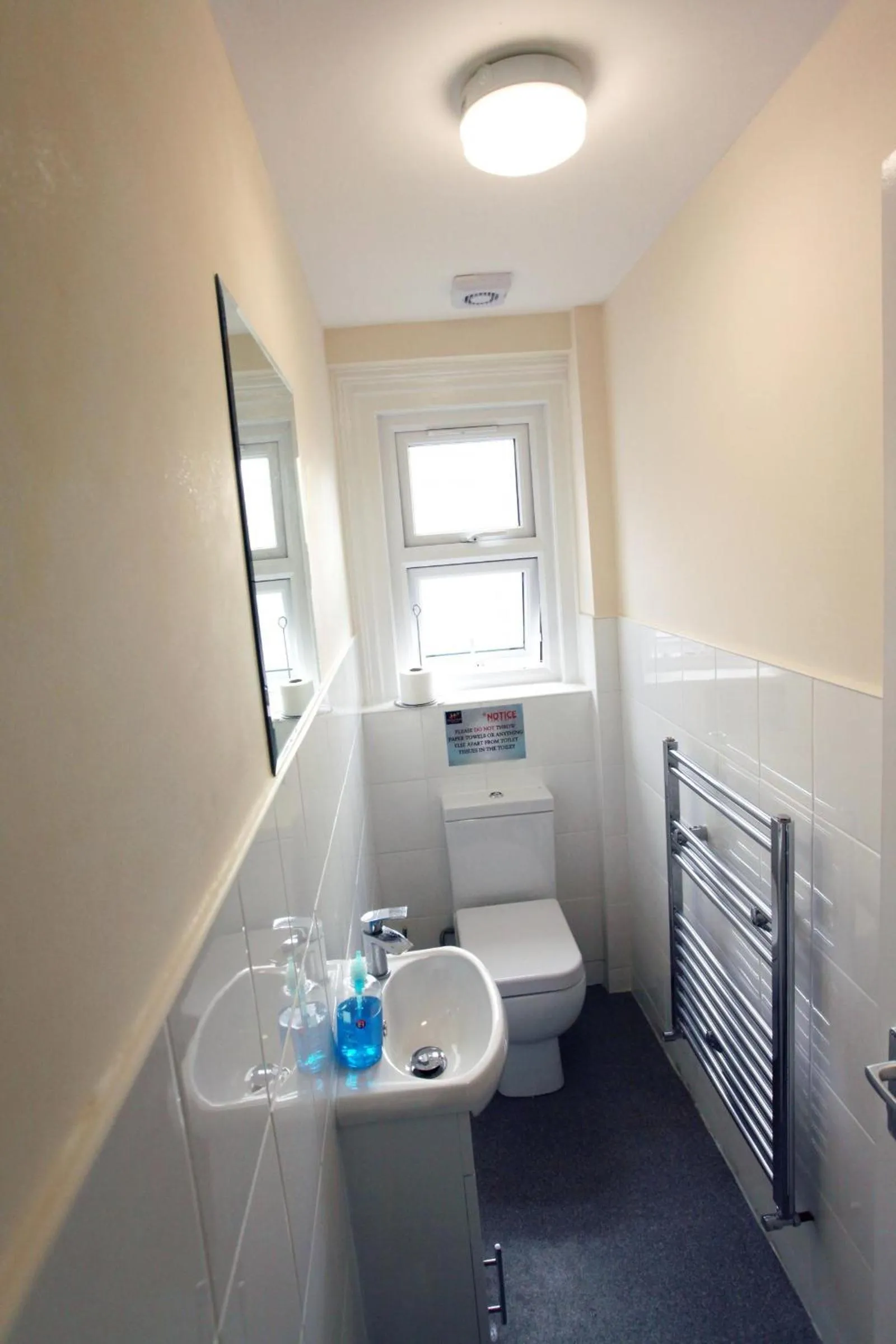 Toilet in Heathrow Stay