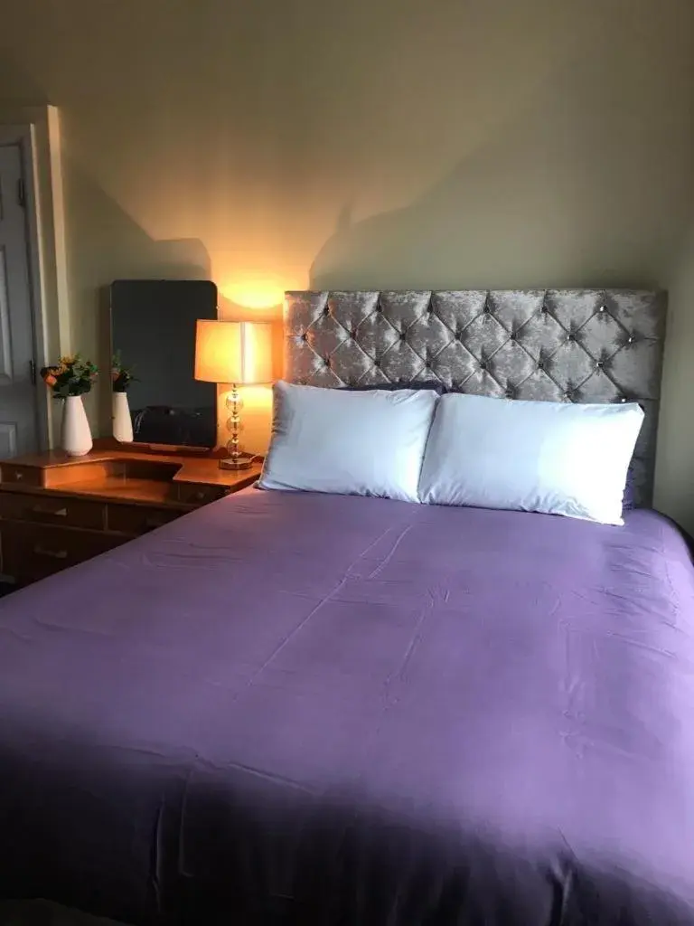 Basic Triple Room with Shared Bathroom in Heathrow Stay Basic Triple Room with Shared Bathroom in Heathrow Stay