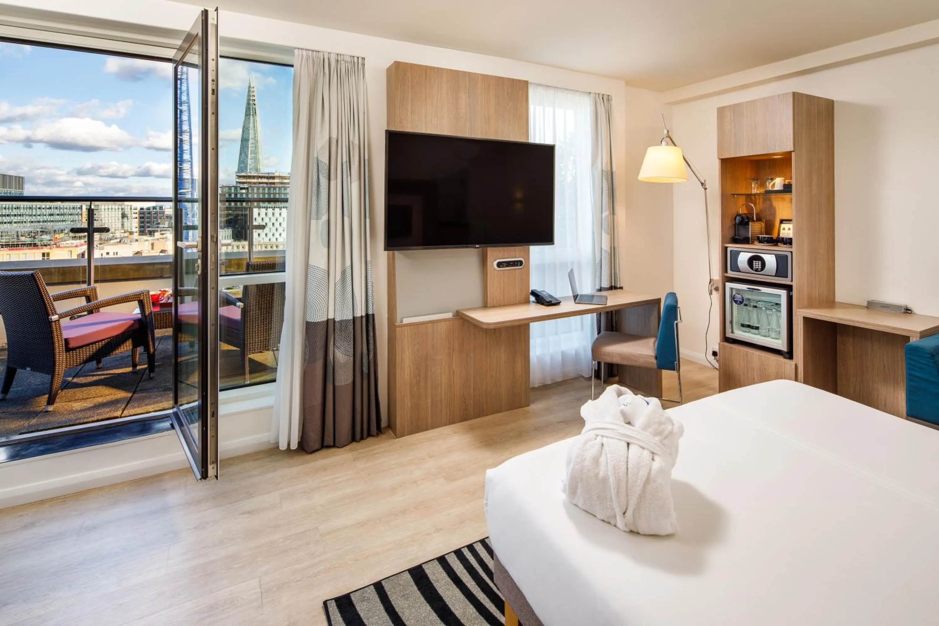 Balcony/Terrace, Bed in Novotel London Blackfriars