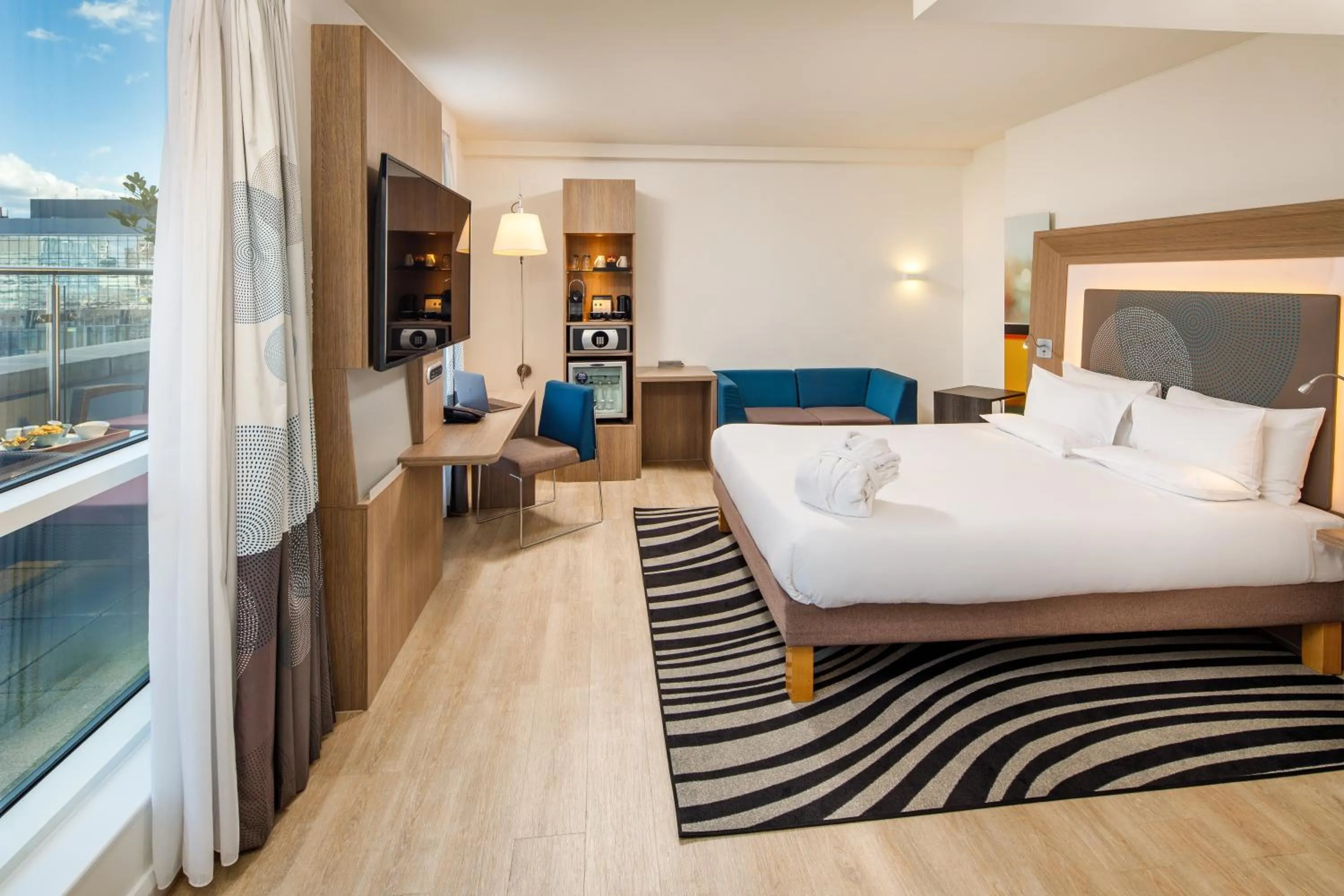 Balcony/Terrace, Bed in Novotel London Blackfriars