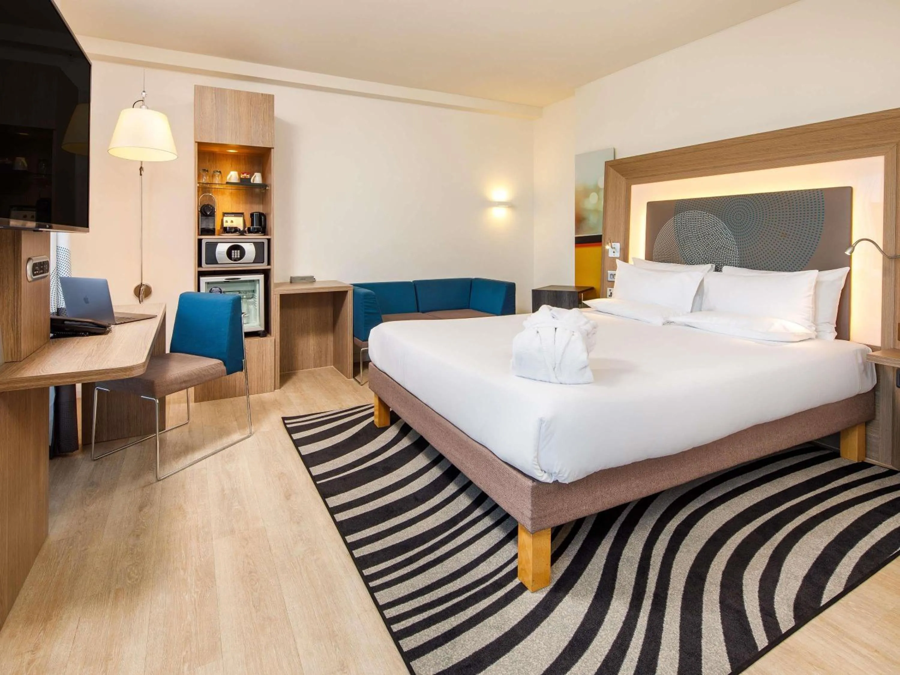 Bedroom, Bed in Novotel London Blackfriars