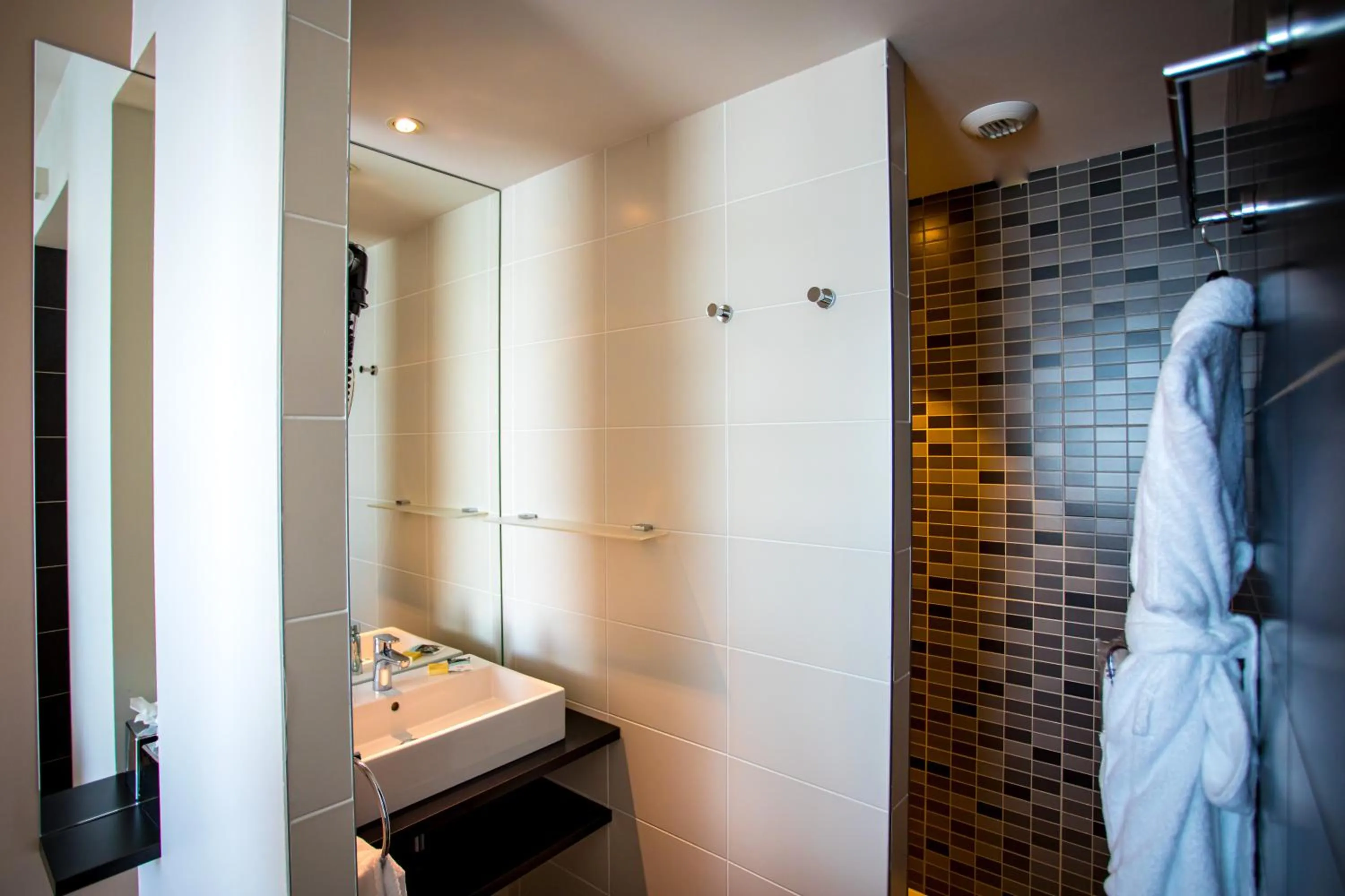 Bathroom in Mercure Villefranche-sur-Saône