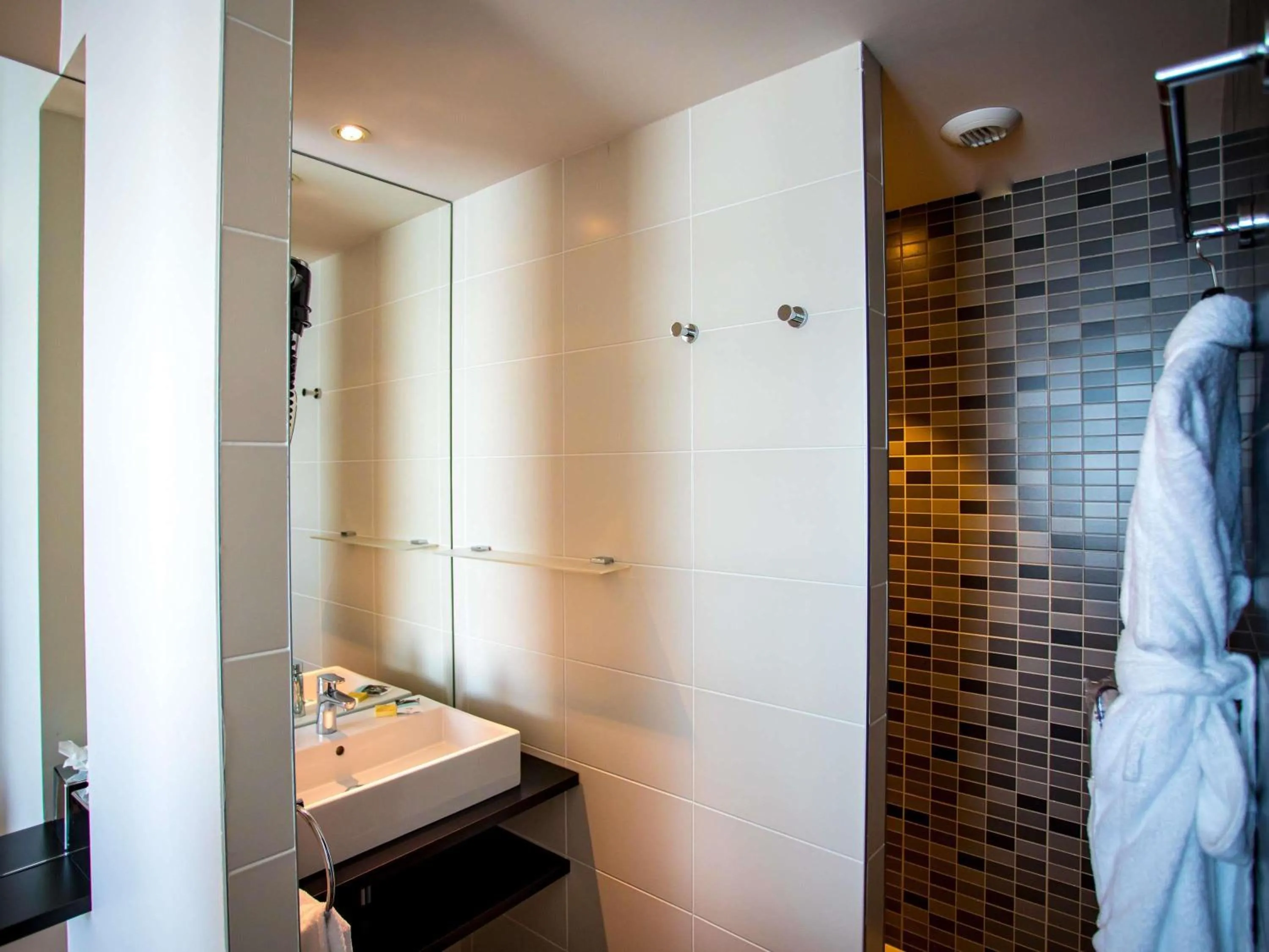 Bedroom in Mercure Villefranche-sur-Saône