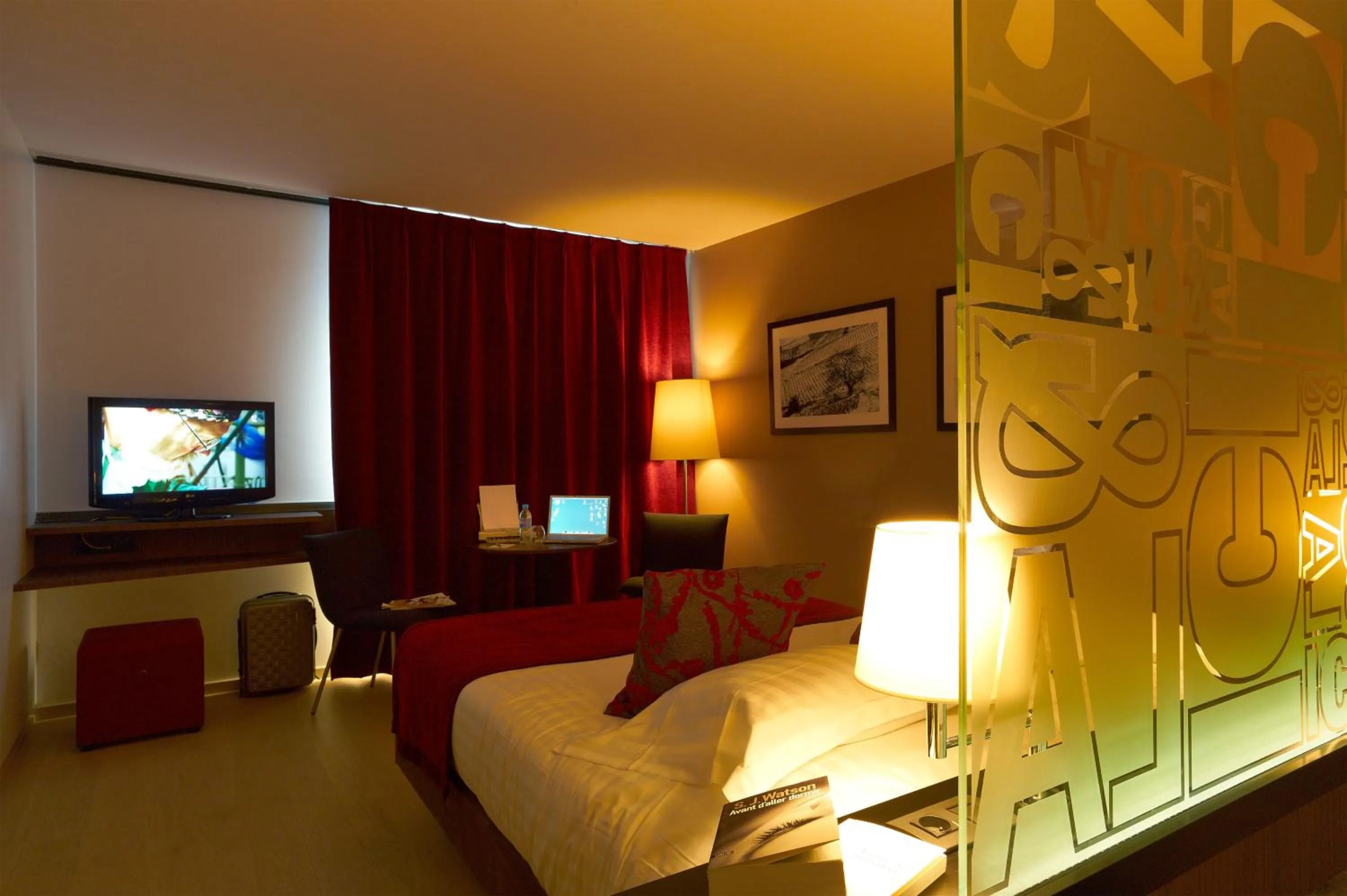 Photo of the whole room, Bed in Mercure Villefranche-sur-Saône