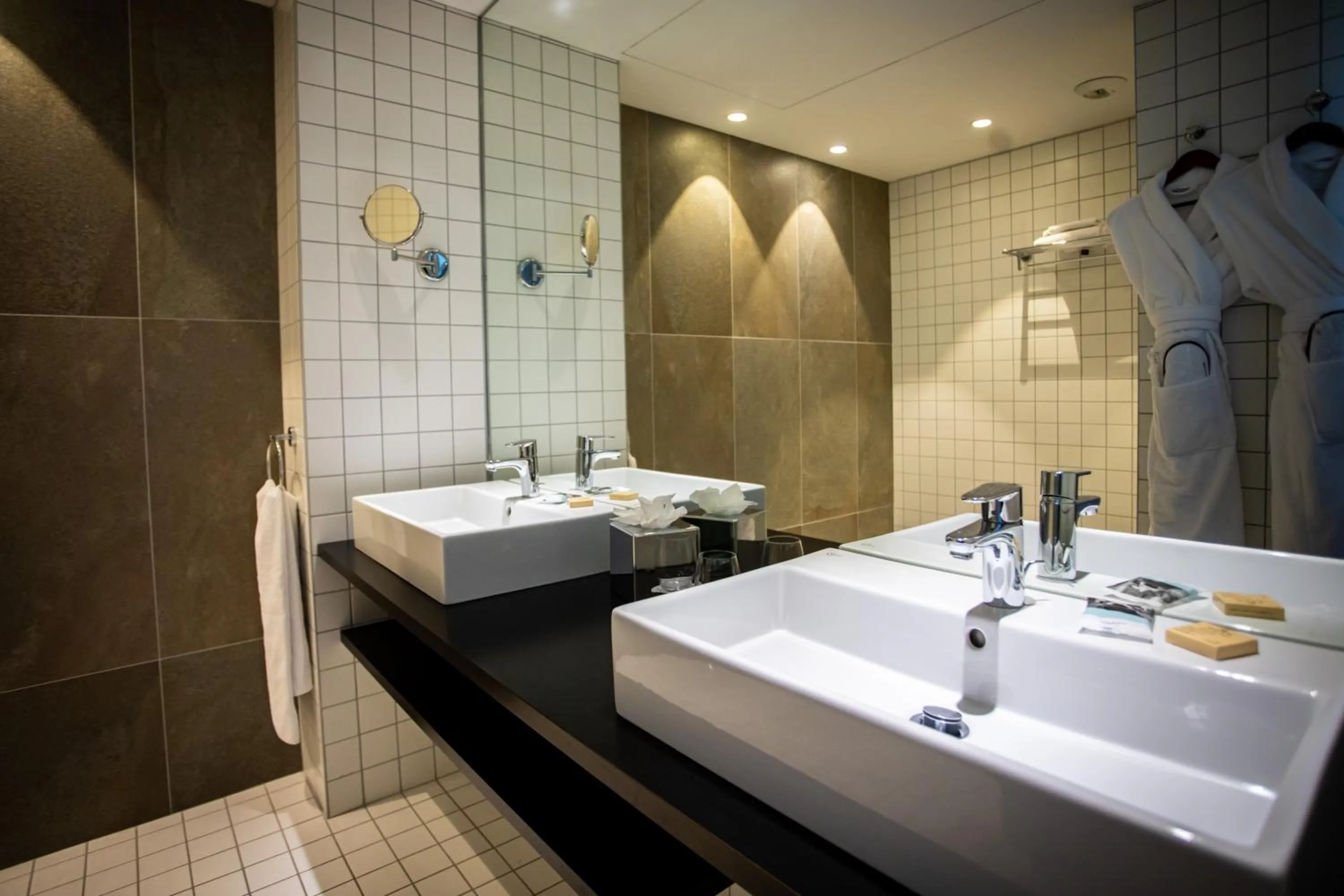 Bathroom in Mercure Villefranche-sur-Saône