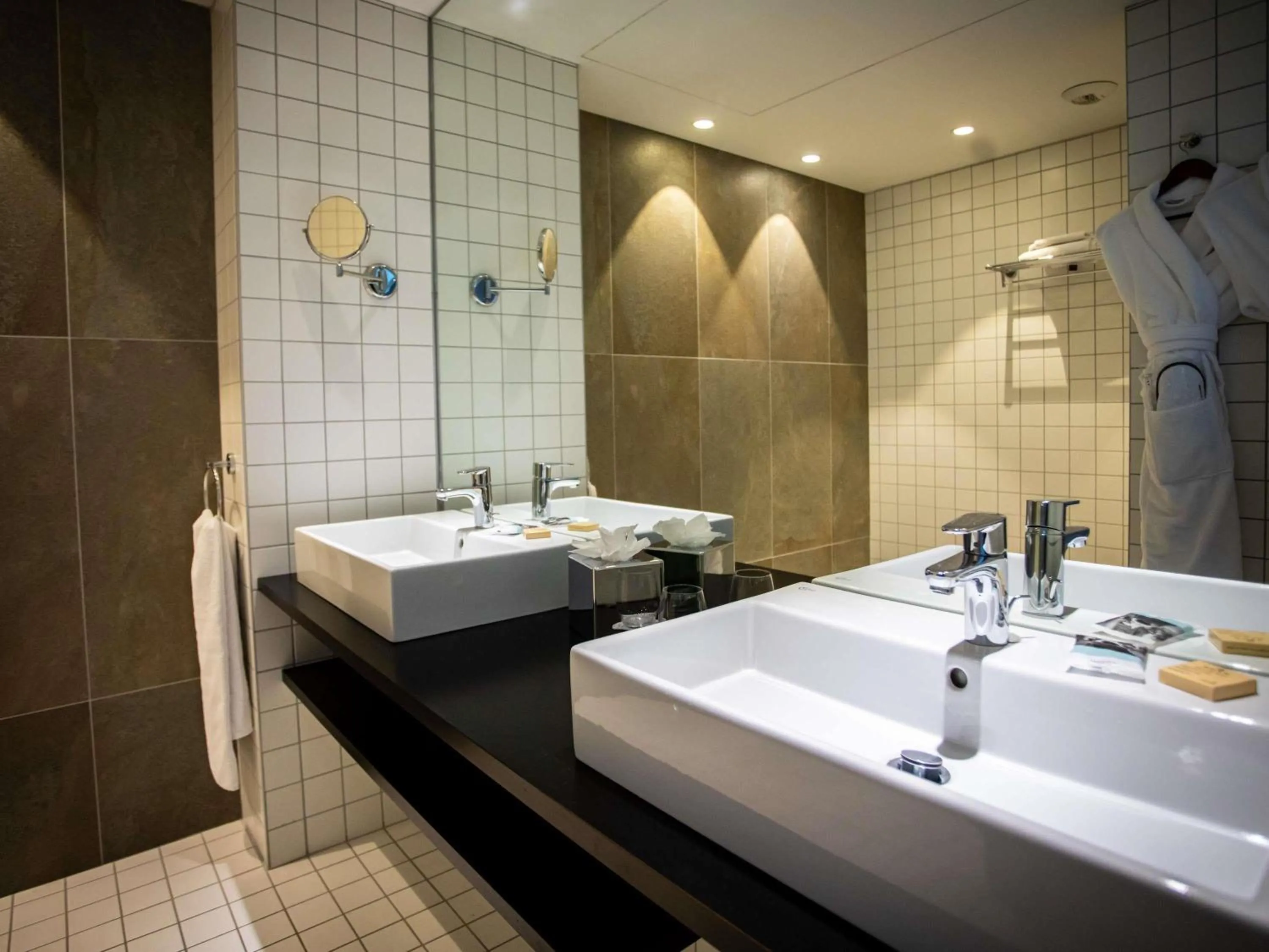 Bedroom in Mercure Villefranche-sur-Saône