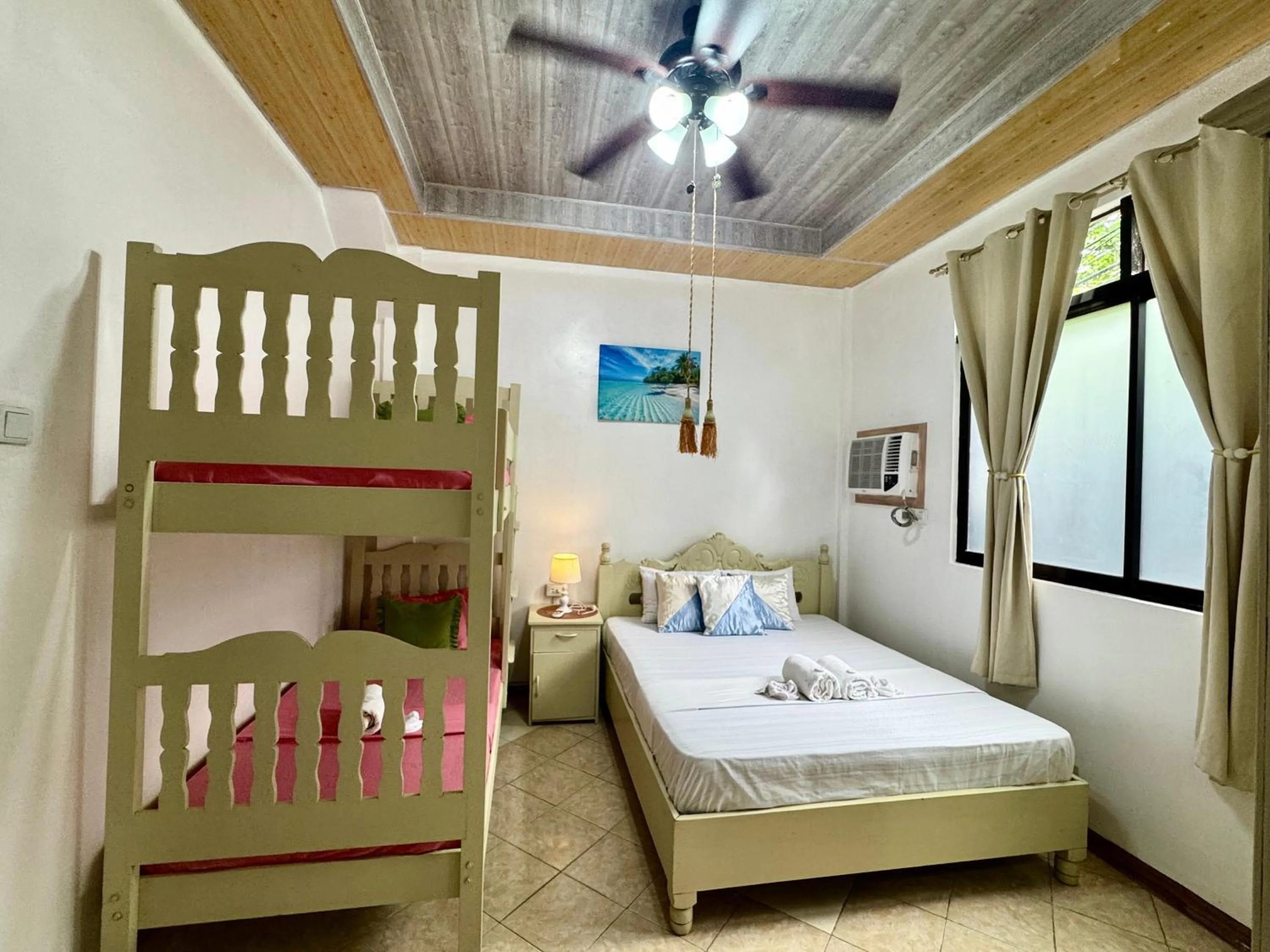 Photo of the whole room, Bed in Ocean Breeze Inn