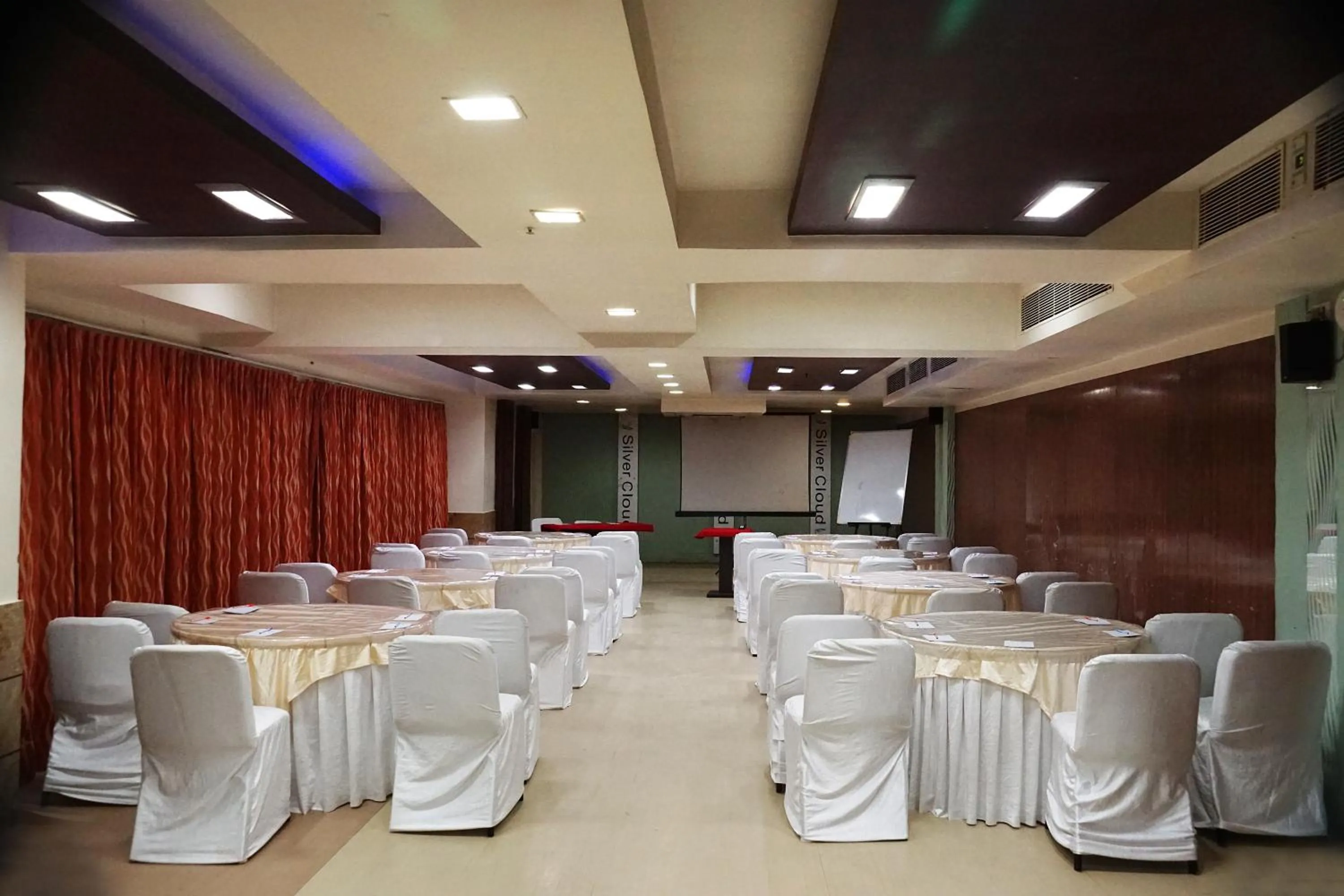 Business facilities in SilverCloud Hotel and Banquets