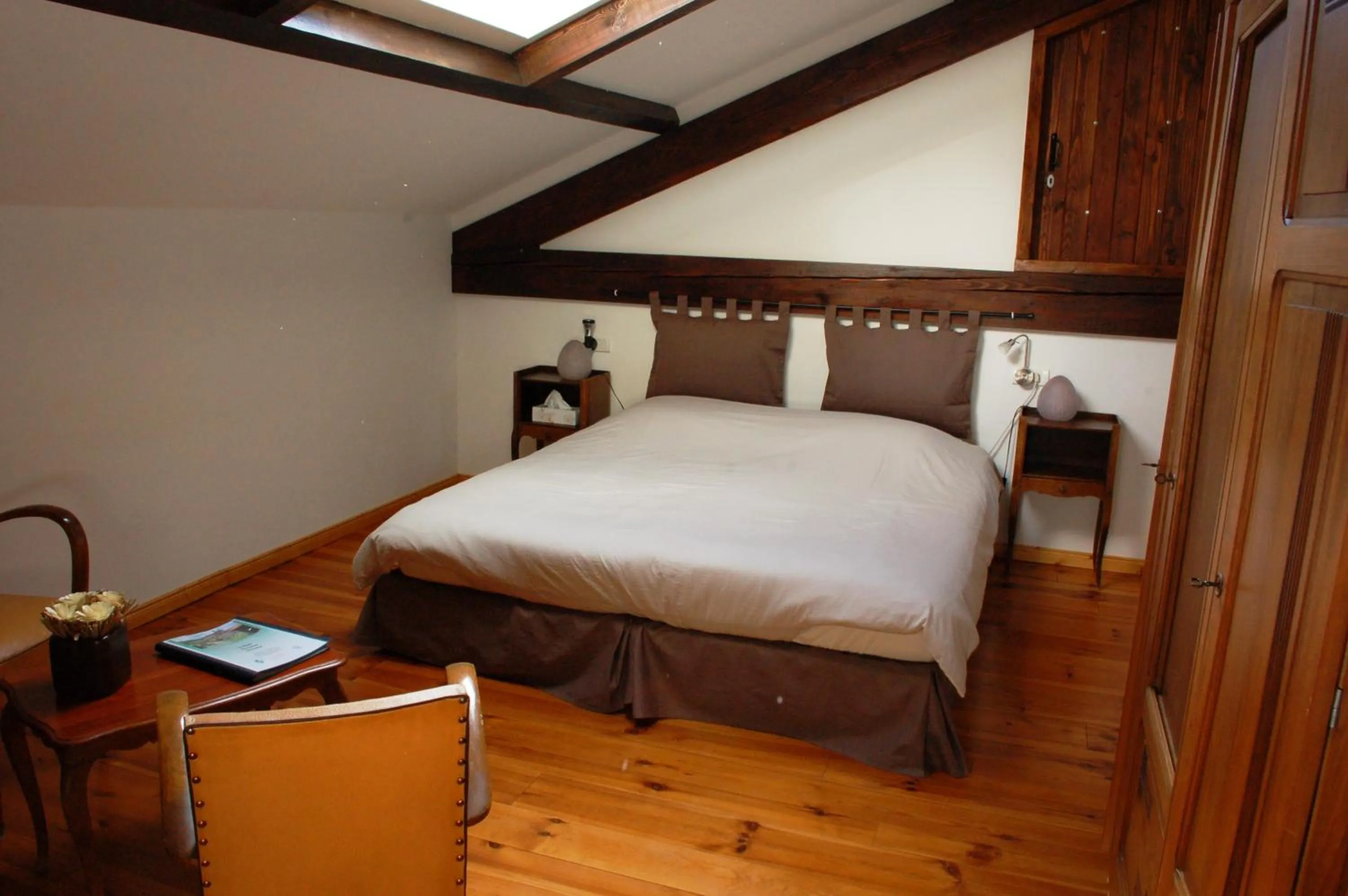 Photo of the whole room, Bed in Le Grand Trianon