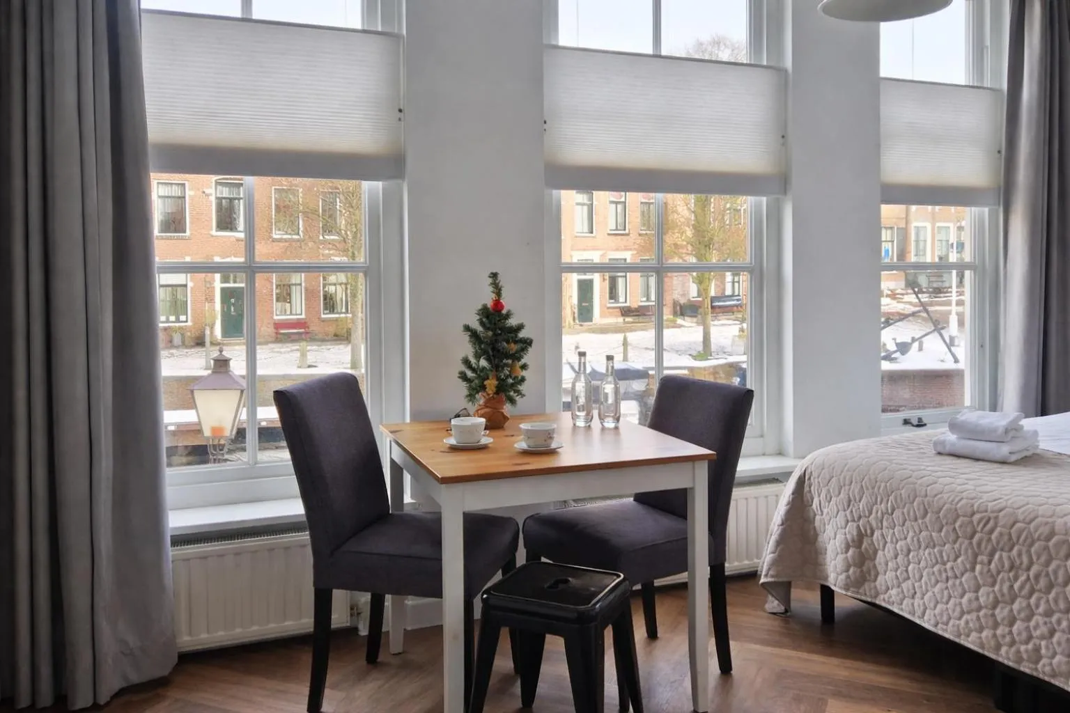 Property building, Bed in Hotel De Grote Kade - Boutique Heritage Hotel in het historische hart van Goes