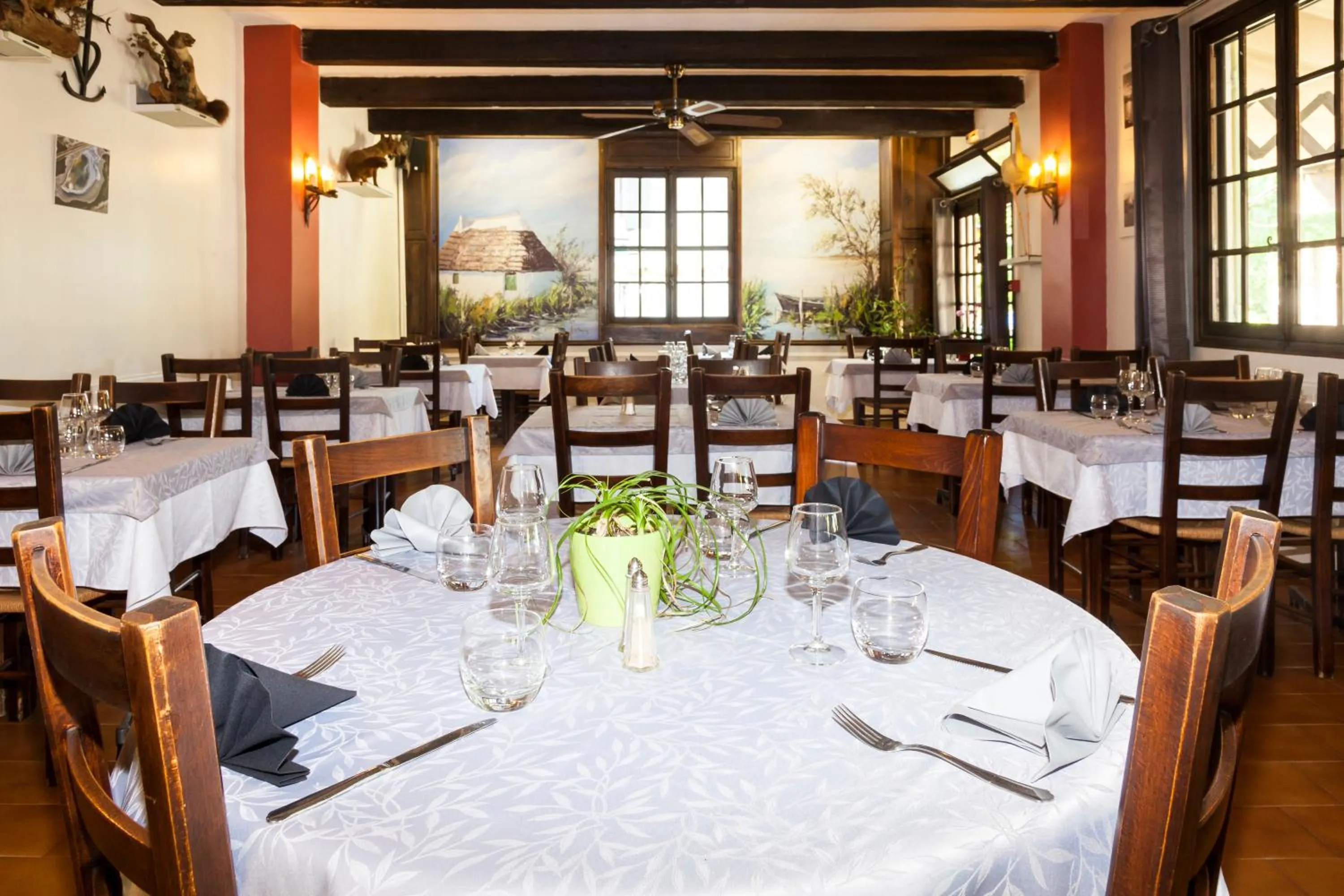Restaurant/places to eat in Logis Hotel Restaurant Le Flamant Rose camargue