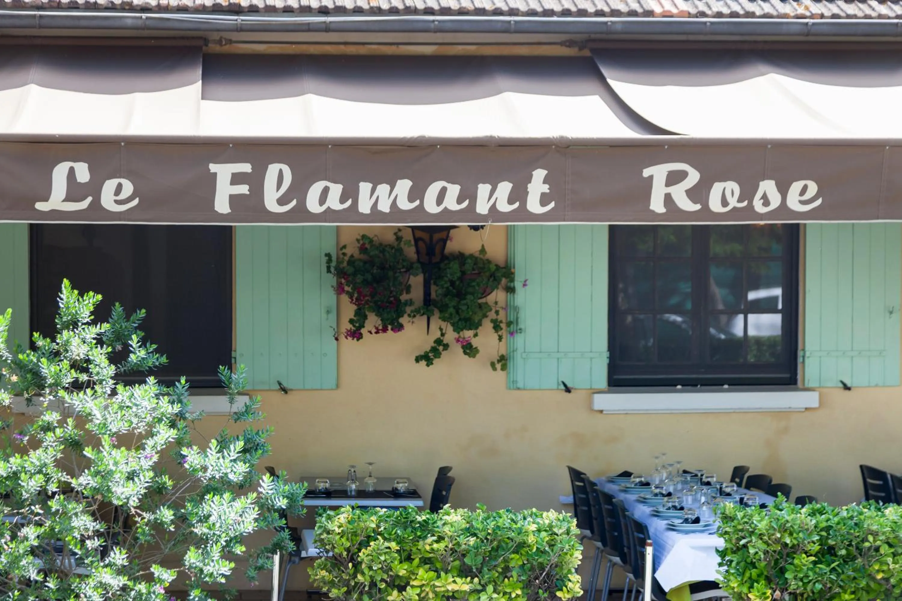 Facade/entrance in Logis Hotel Restaurant Le Flamant Rose camargue
