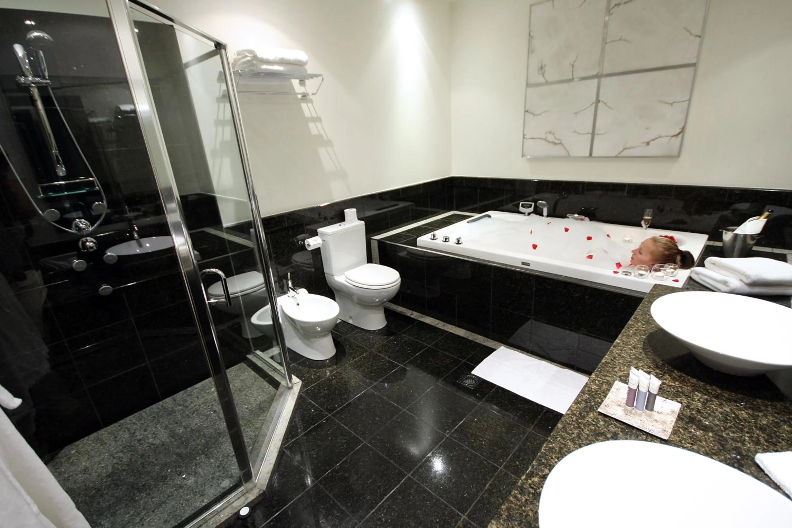 Shower in Braemar Lodge And Spa