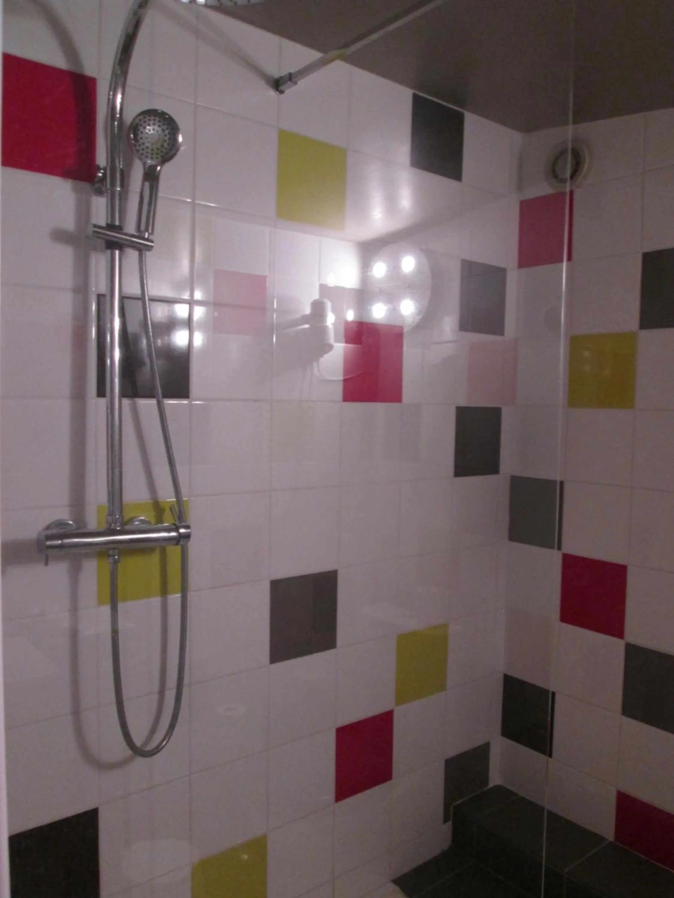 Shower in Logis Hotel Les Gravades Ussel