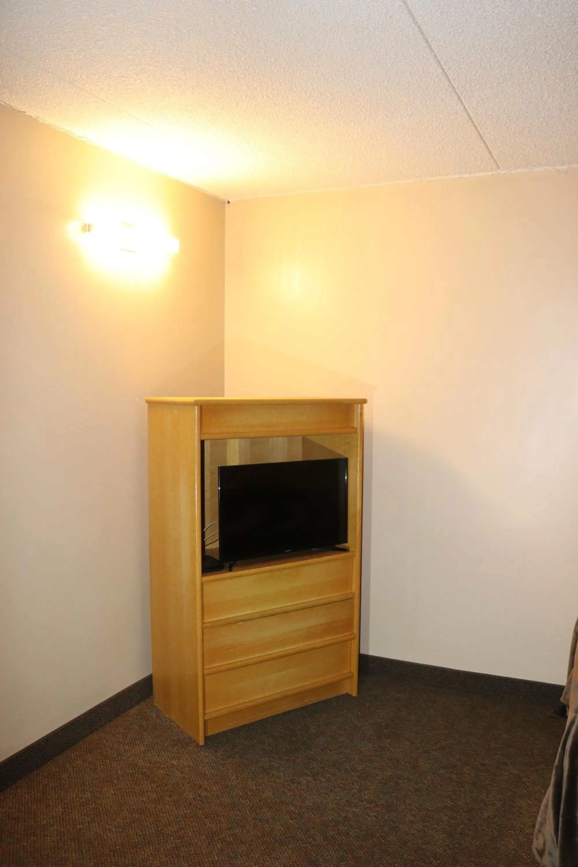 TV and multimedia in Nights Inn Motel