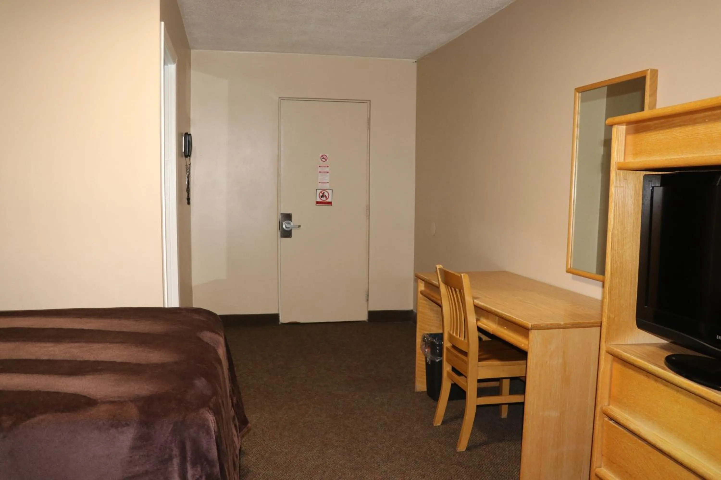 Bedroom in Nights Inn Motel