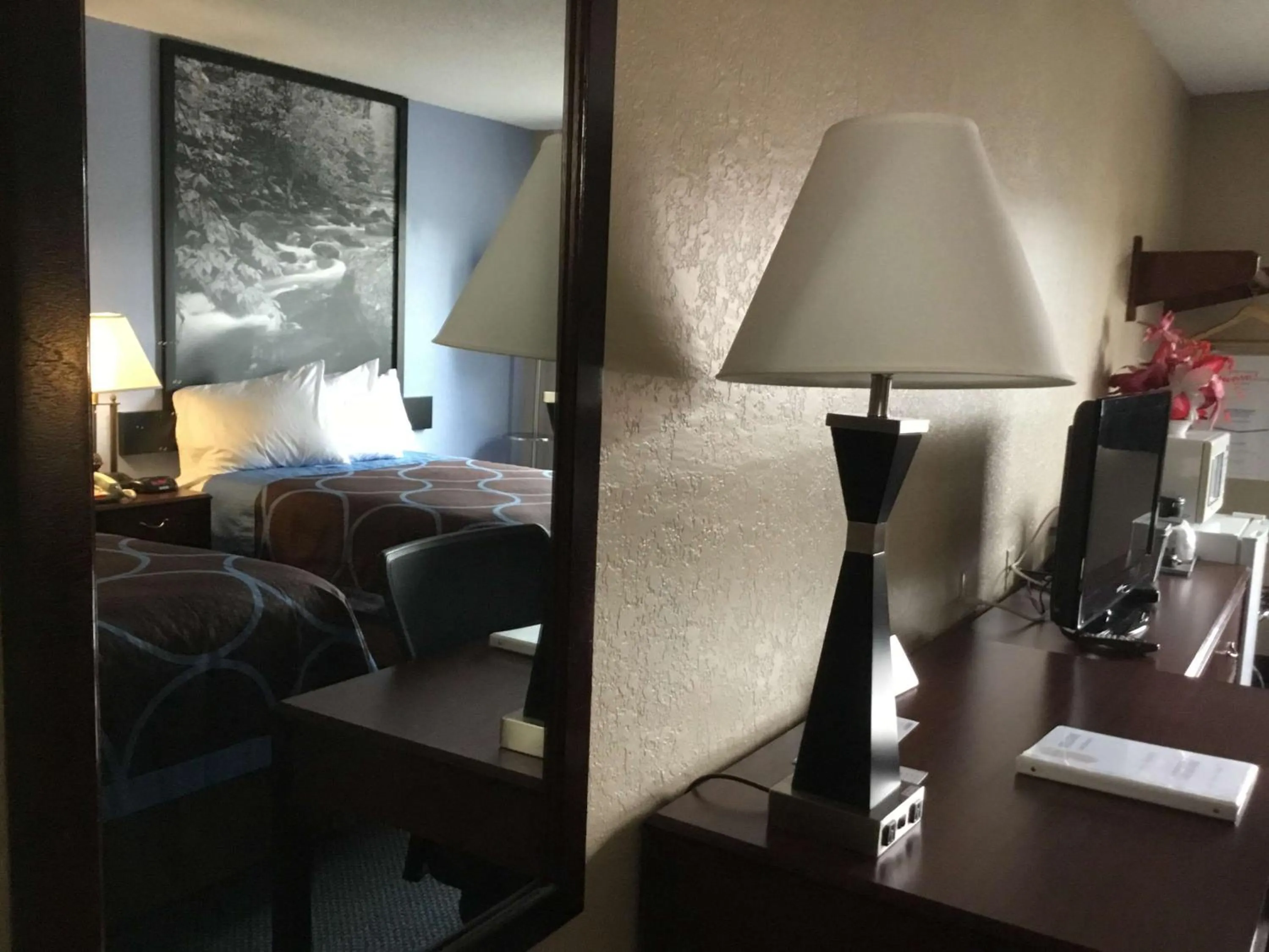 Photo of the whole room in Super 8 by Wyndham Gardner