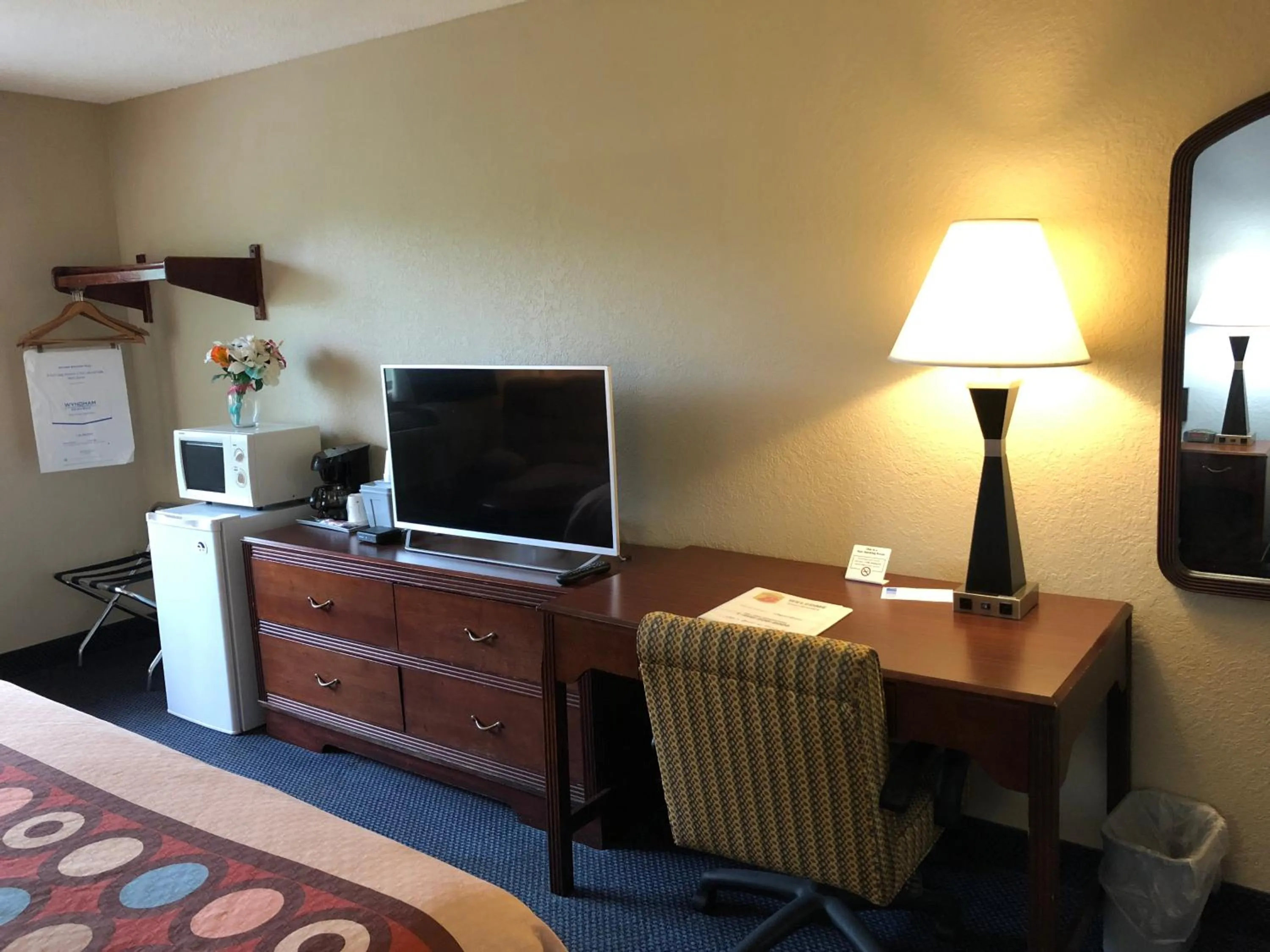 Coffee/tea facilities, TV/Entertainment Center in Super 8 by Wyndham Gardner