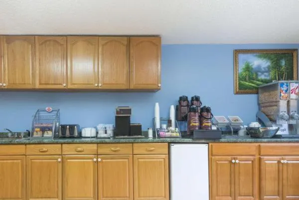 Breakfast, Kitchen/Kitchenette in Super 8 by Wyndham Gardner