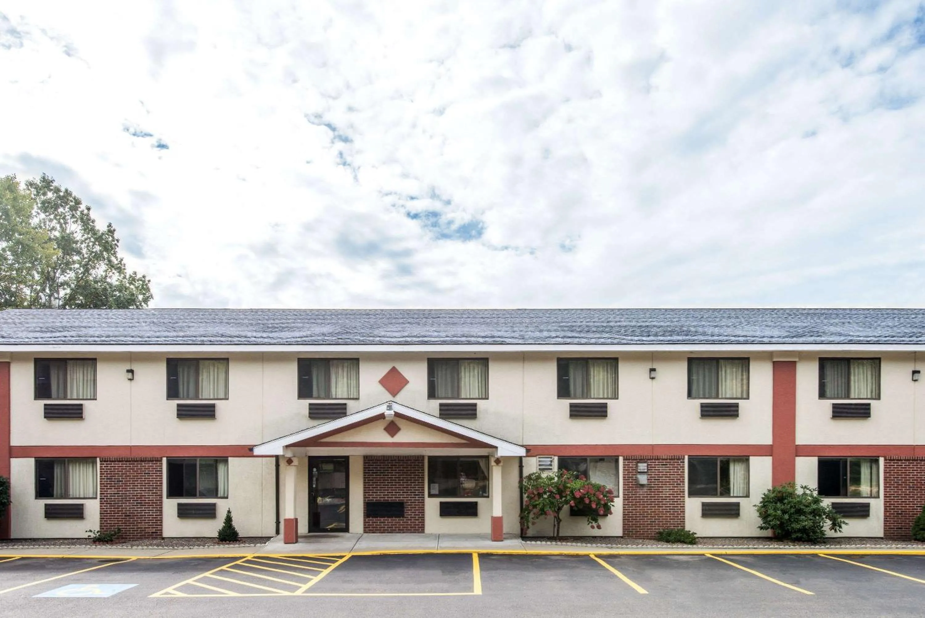 Property Building in Super 8 by Wyndham Gardner