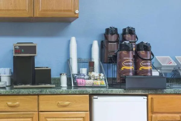 Breakfast, Kitchen/Kitchenette in Super 8 by Wyndham Gardner