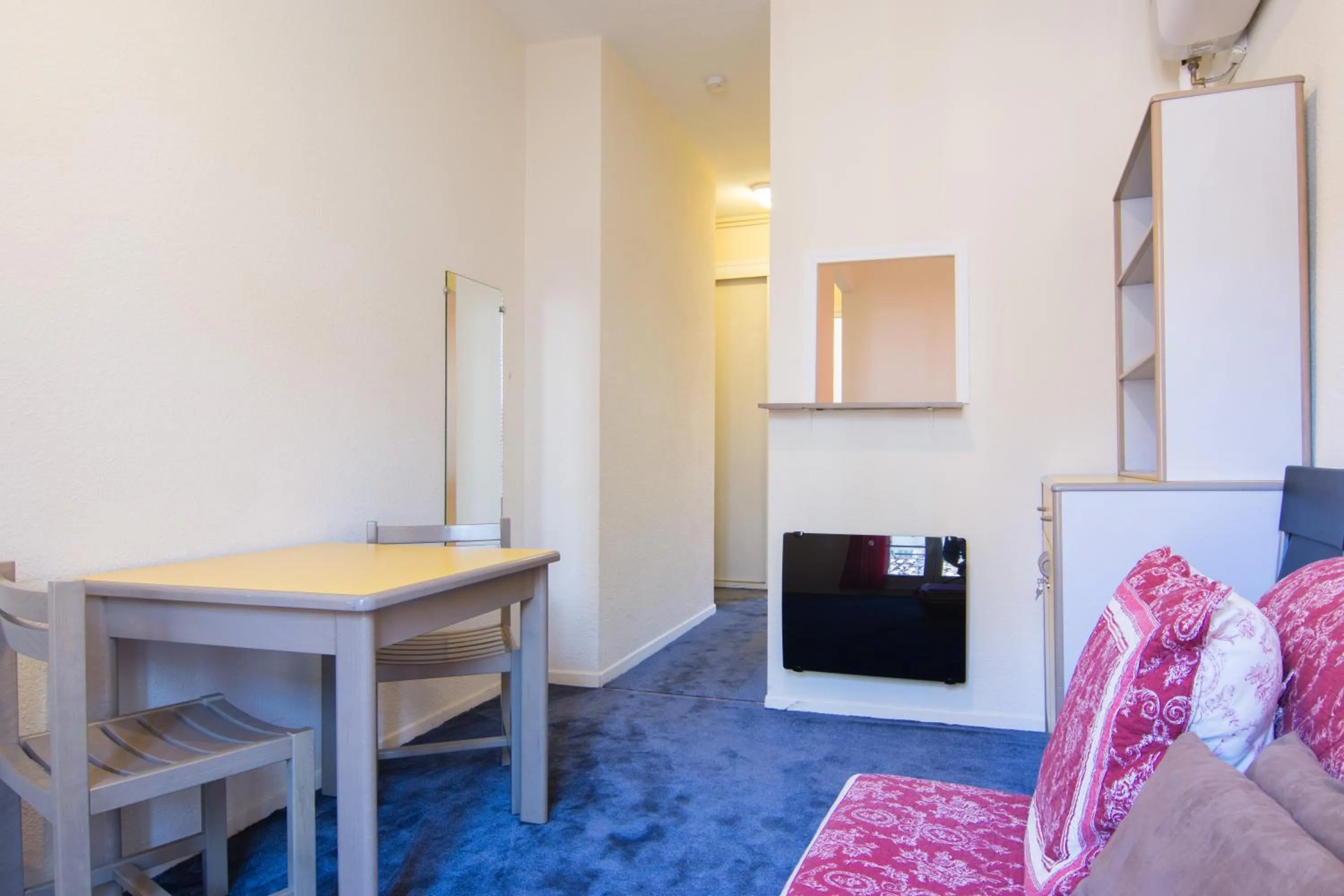 Communal lounge/ TV room in Résidence Meublée Services