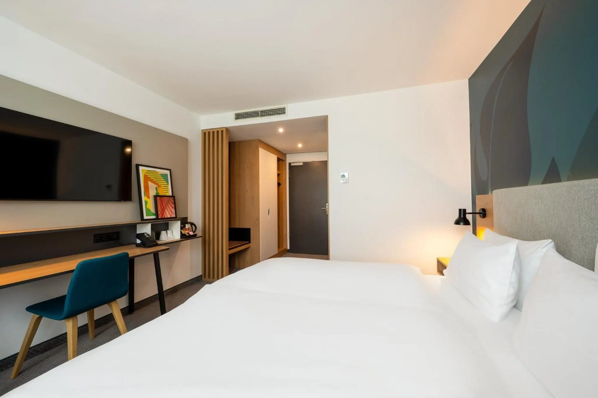 Photo of the whole room, Bed in Holiday Inn Munich - Westpark by IHG