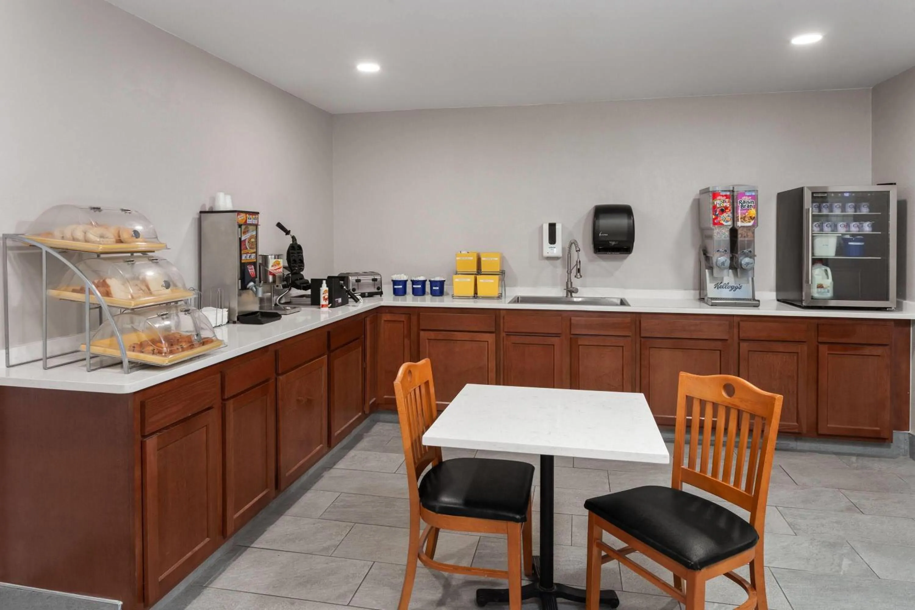 Breakfast in Days Inn & Suites by Wyndham Kaukauna WI