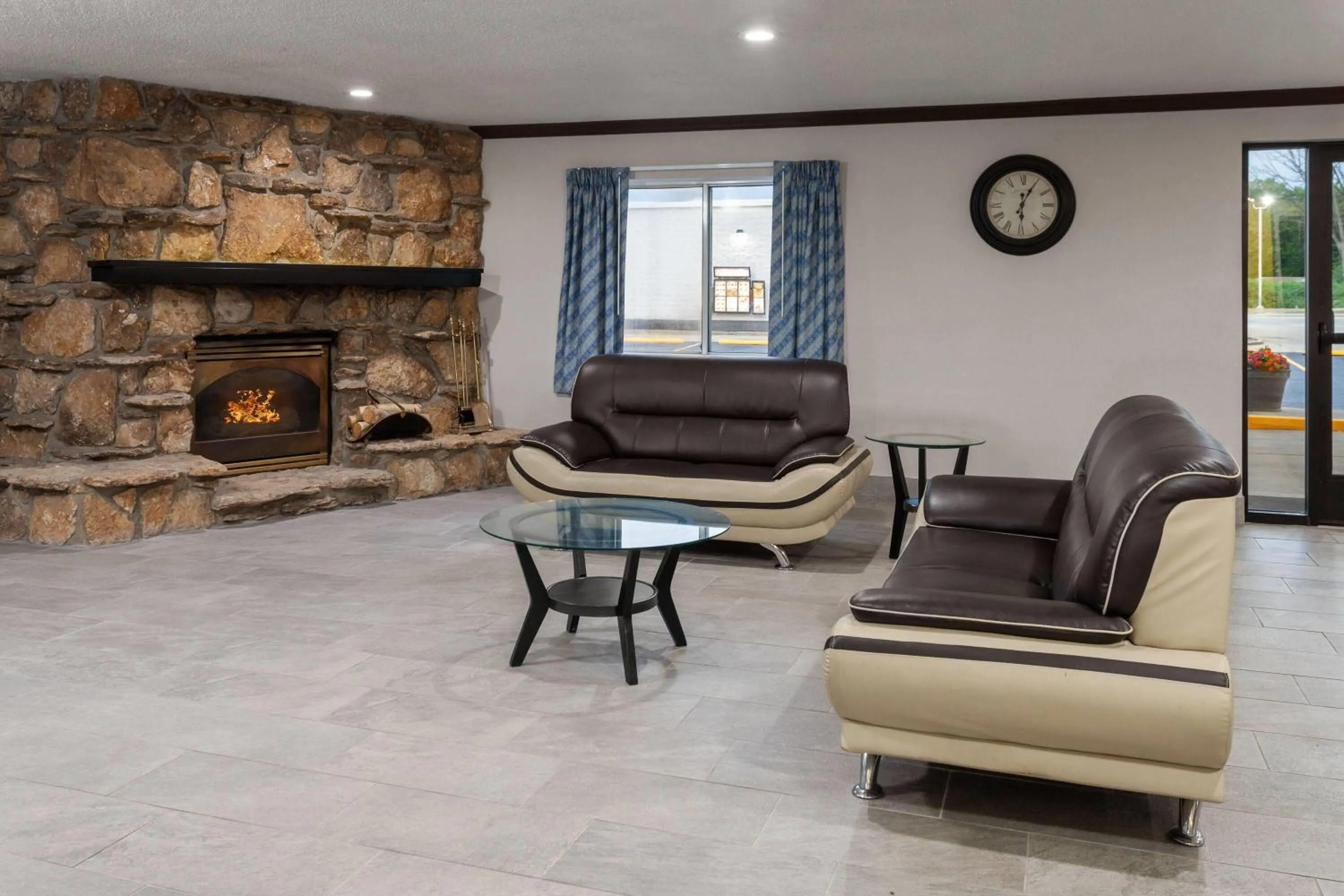 Lobby or reception in Days Inn & Suites by Wyndham Kaukauna WI