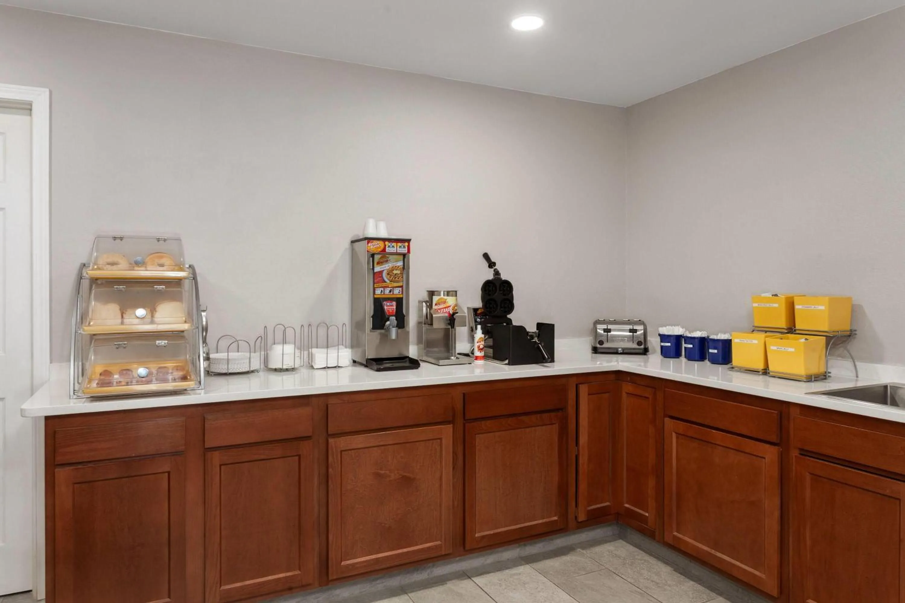 Breakfast in Days Inn & Suites by Wyndham Kaukauna WI