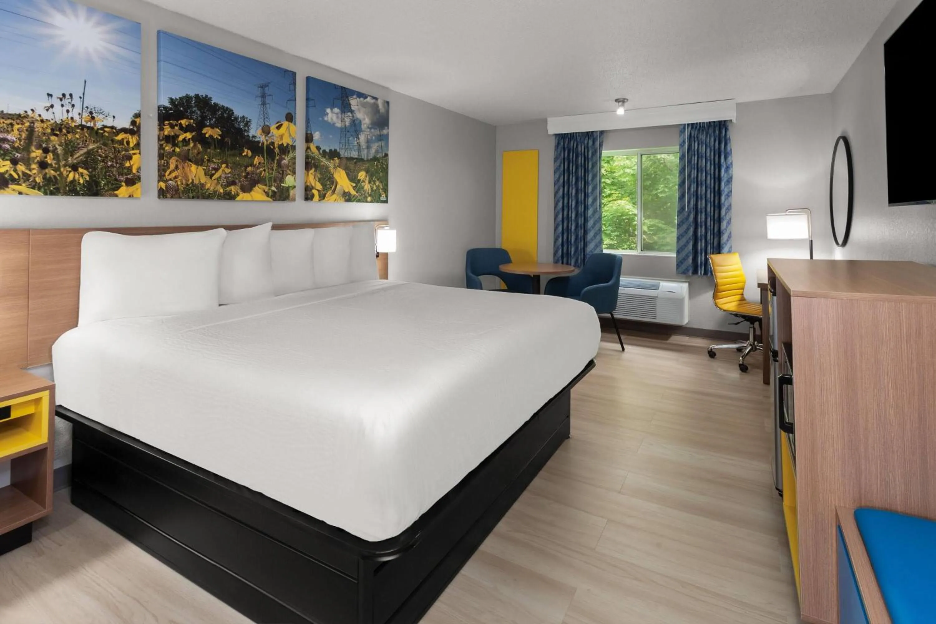 Photo of the whole room, Bed in Days Inn & Suites by Wyndham Kaukauna WI