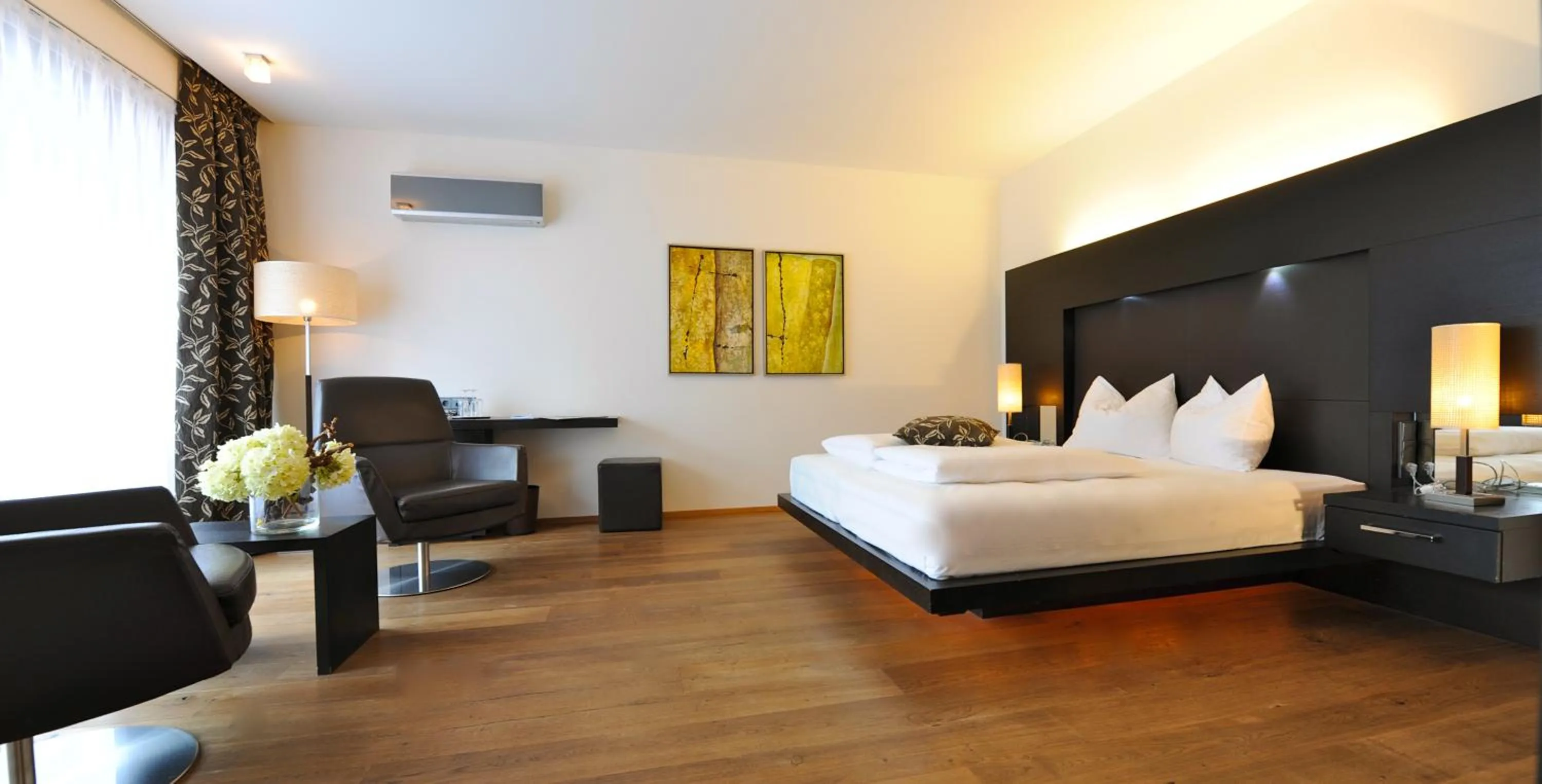 Photo of the whole room, Bed in Hotel Vier Jahreszeiten