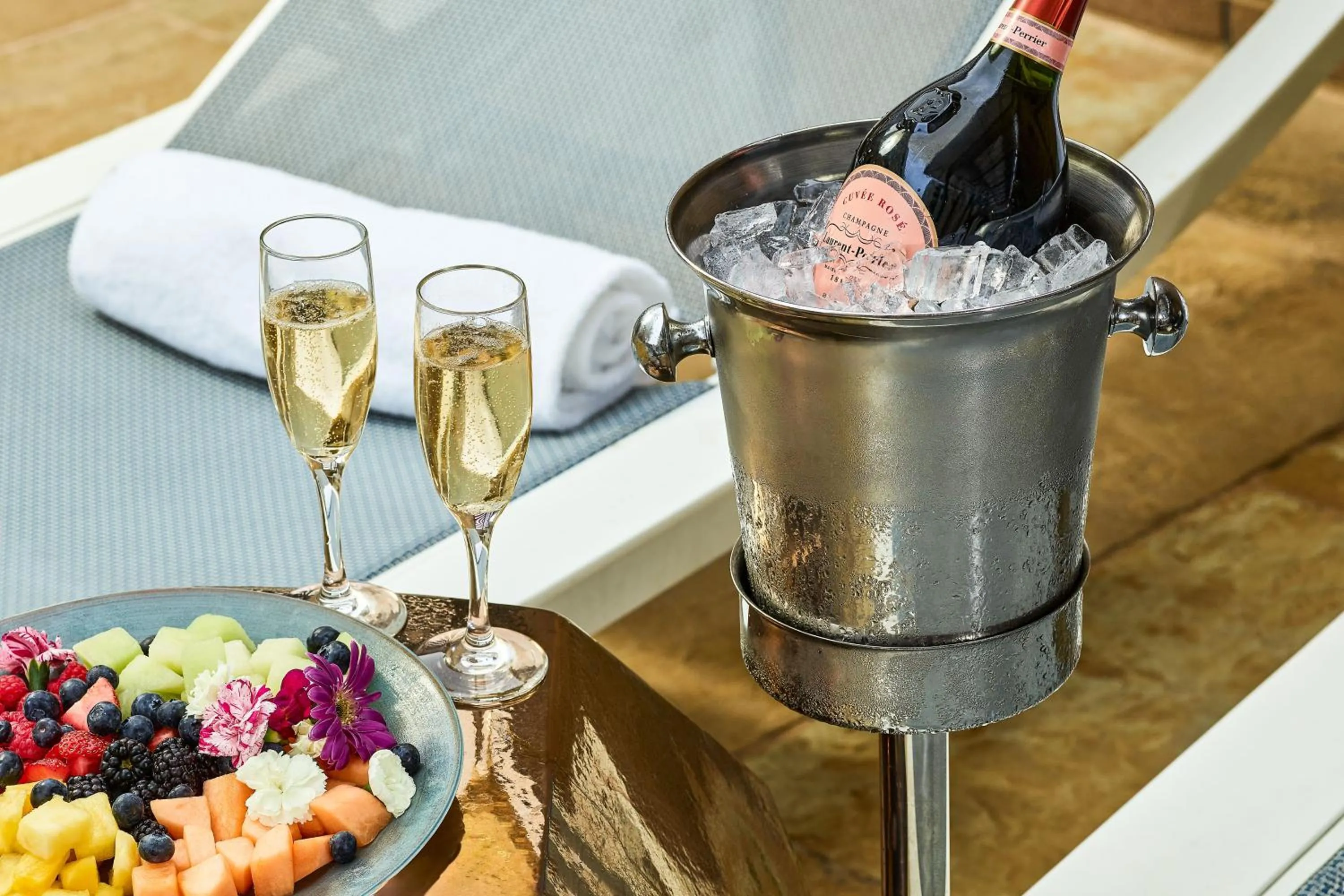 Food and drinks in The Highland Dallas, Curio Collection by Hilton