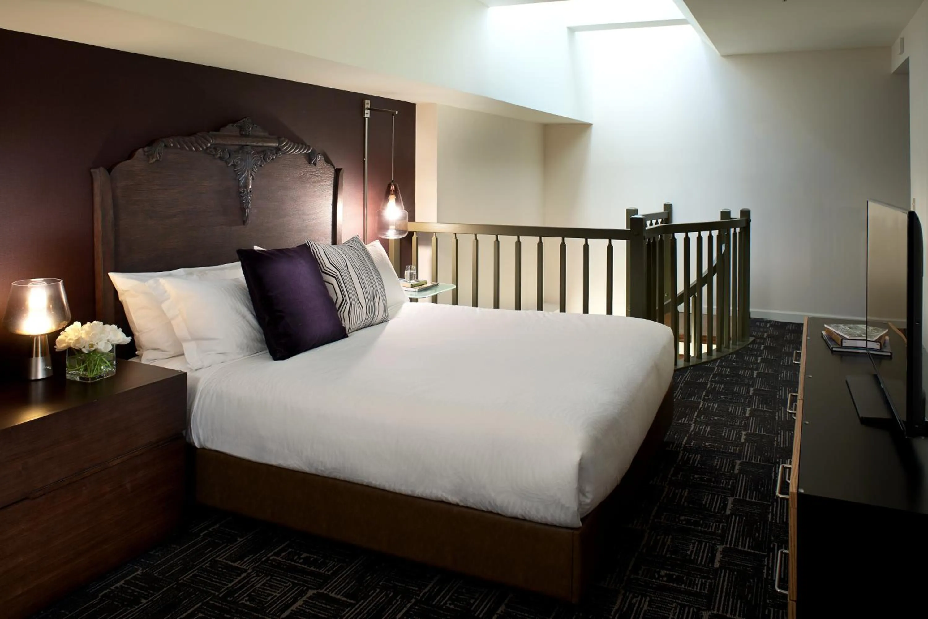 Photo of the whole room, Bed in Kimpton Hotel Vintage Portland by IHG