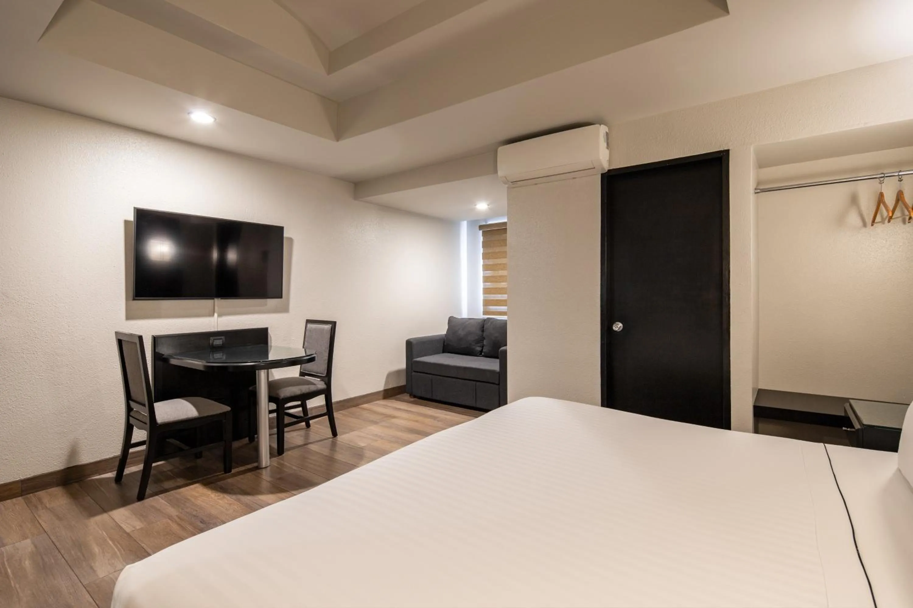 Bed in Hotel Astor Tijuana