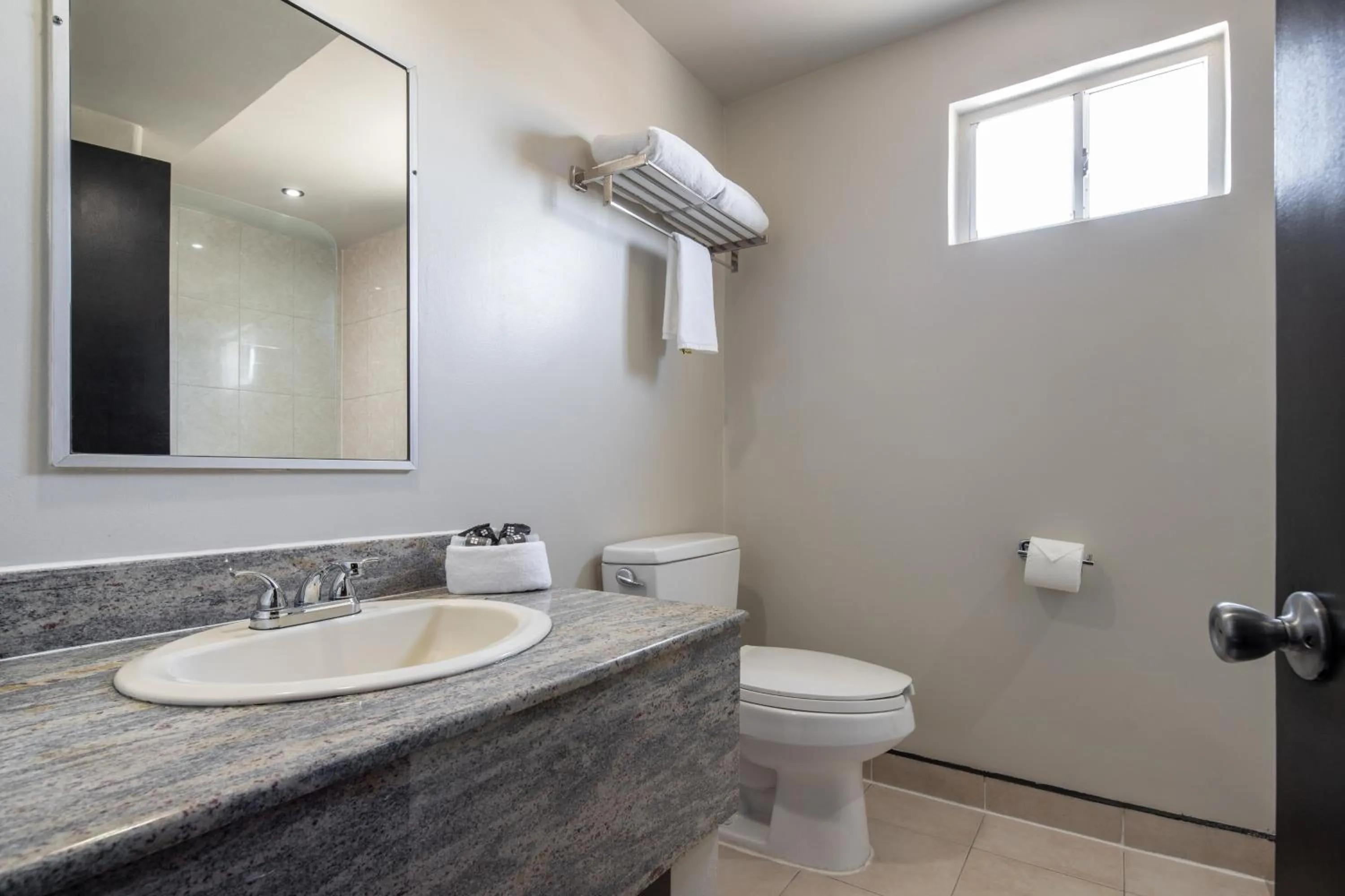 Toilet in Hotel Astor Tijuana