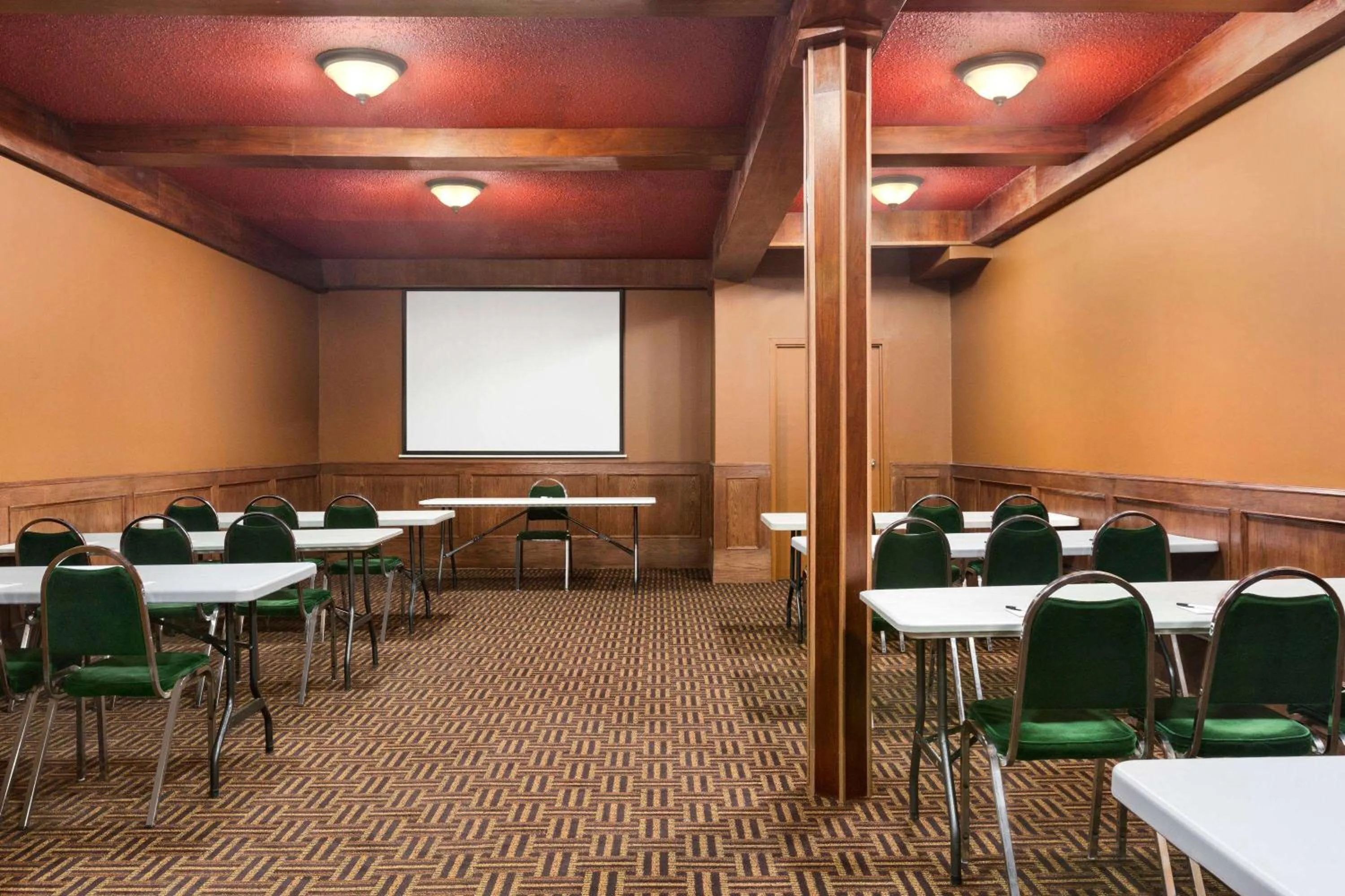 Meeting/conference room in Travelodge by Wyndham Meadow Lake