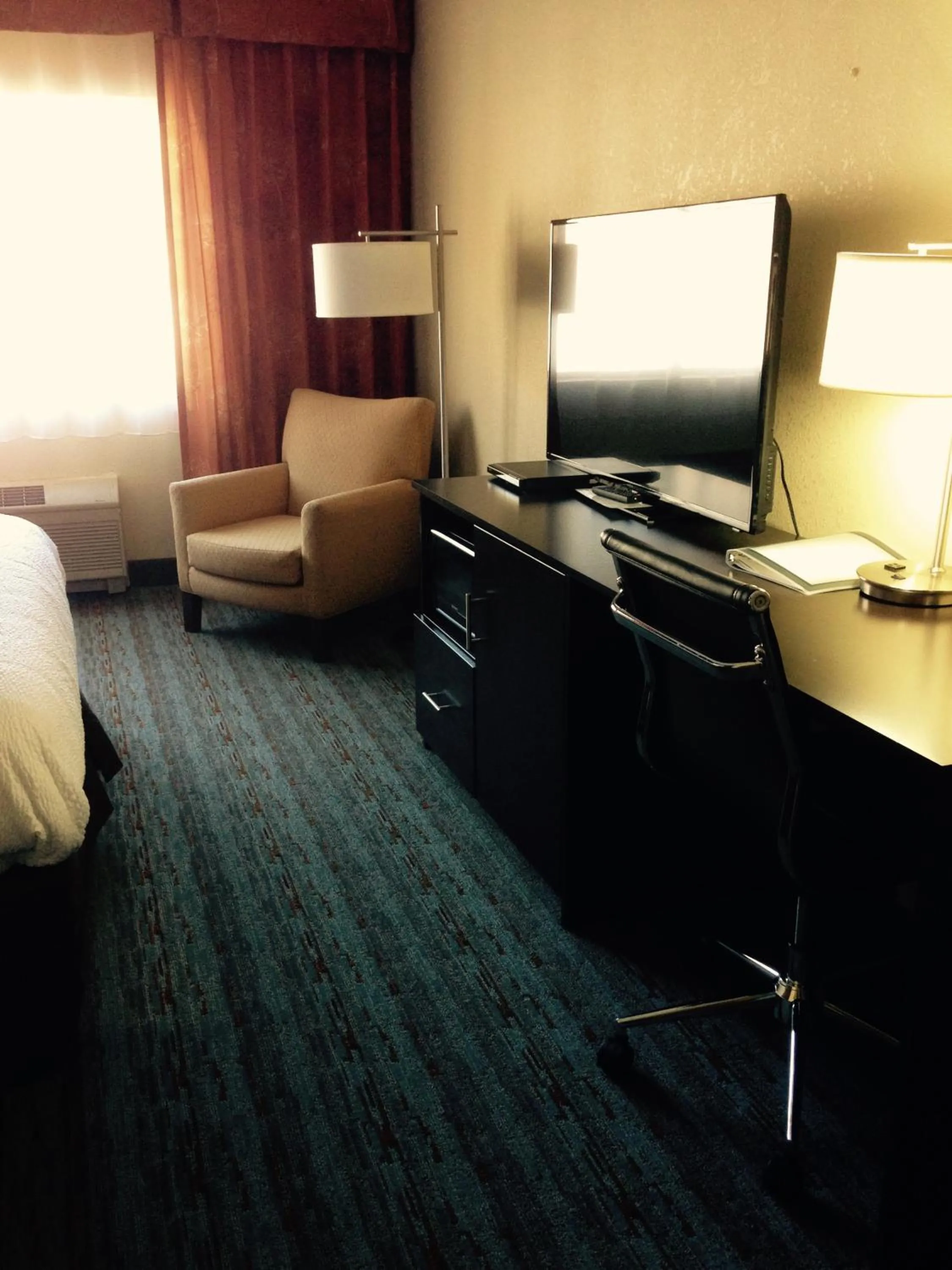 TV and multimedia, Bed in Cherokee Grand Hotel